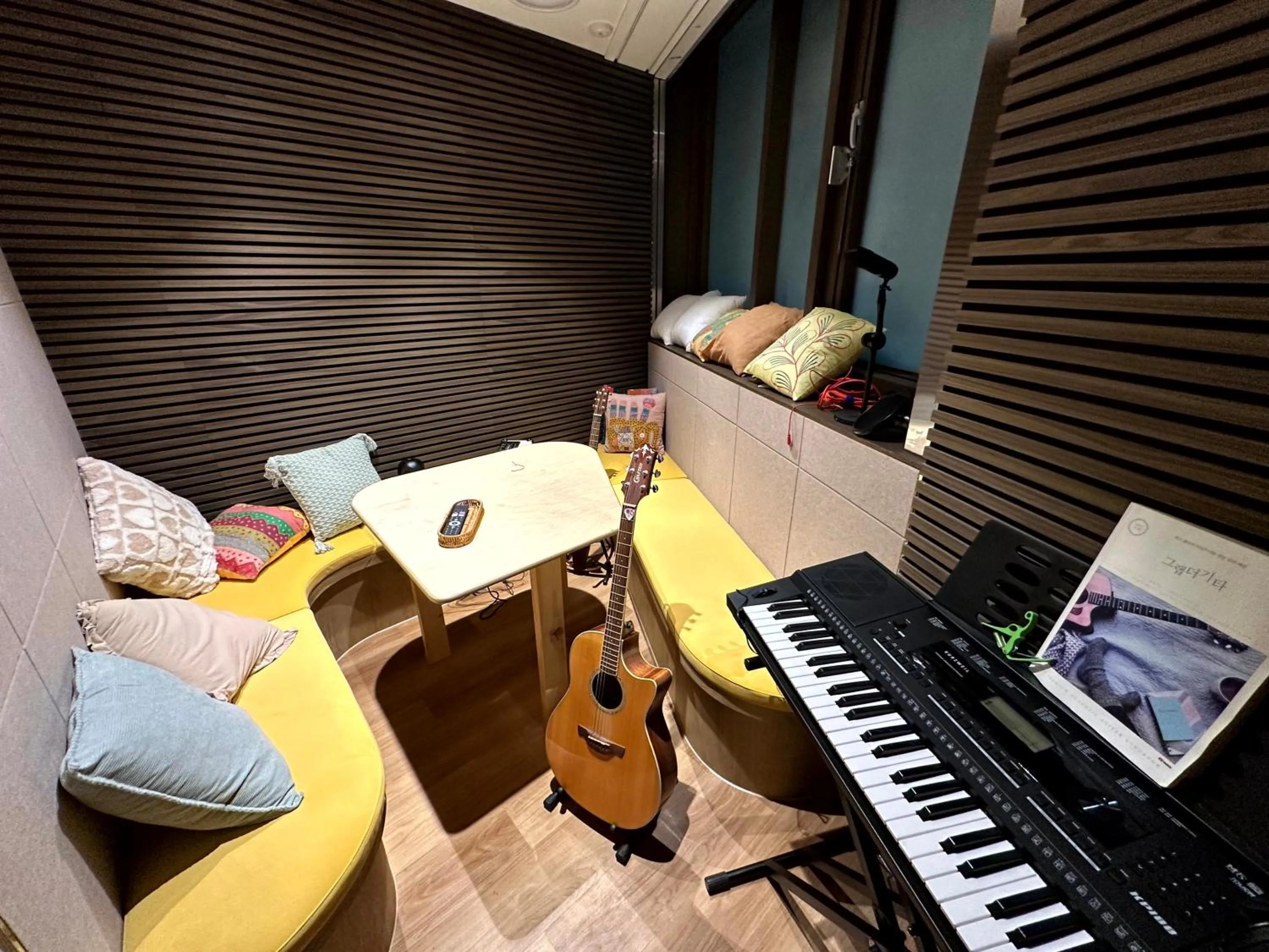 Communal lounge/ TV room in Nomad Live Hostel