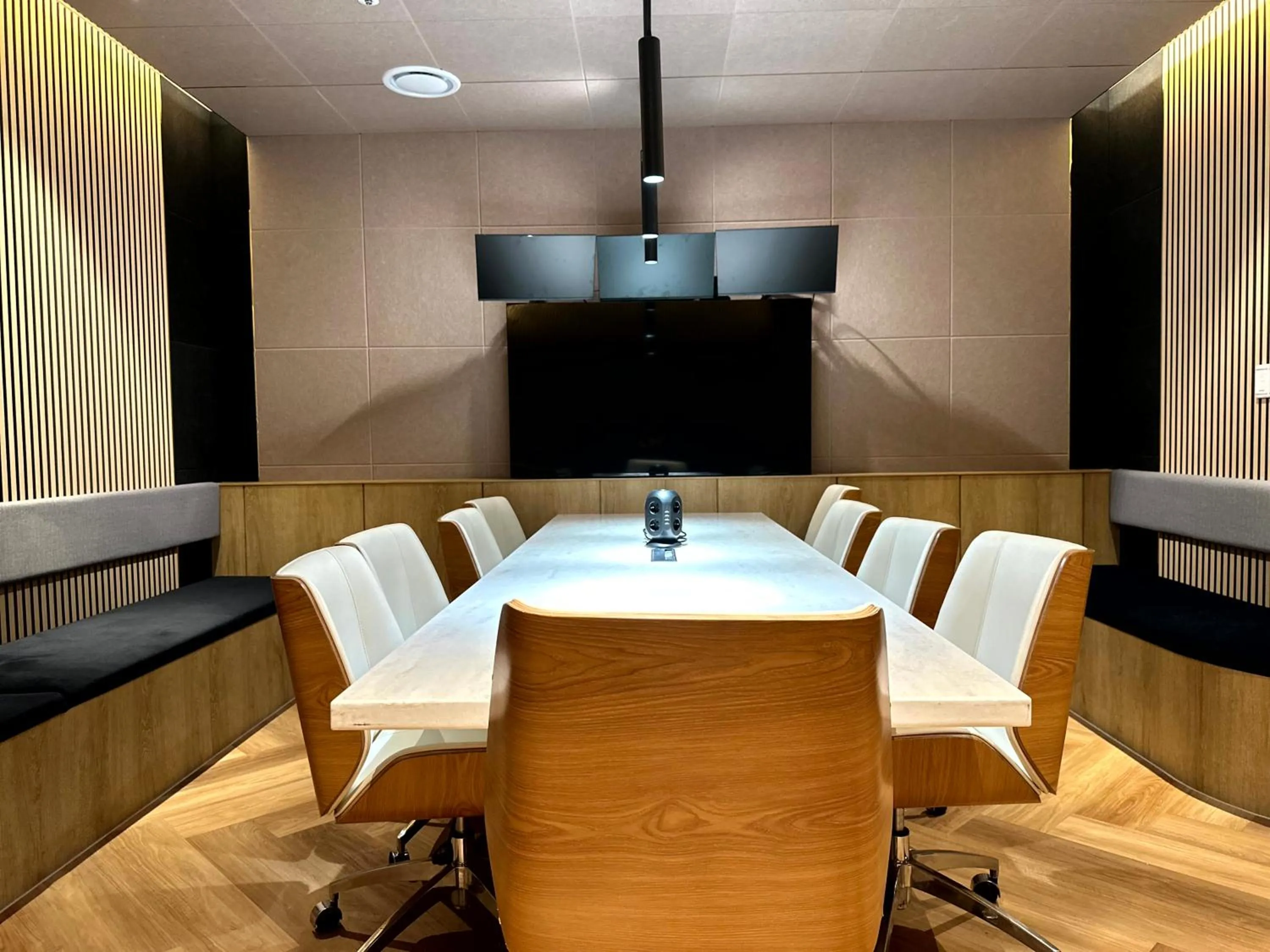 Communal lounge/ TV room in Nomad Live Hostel