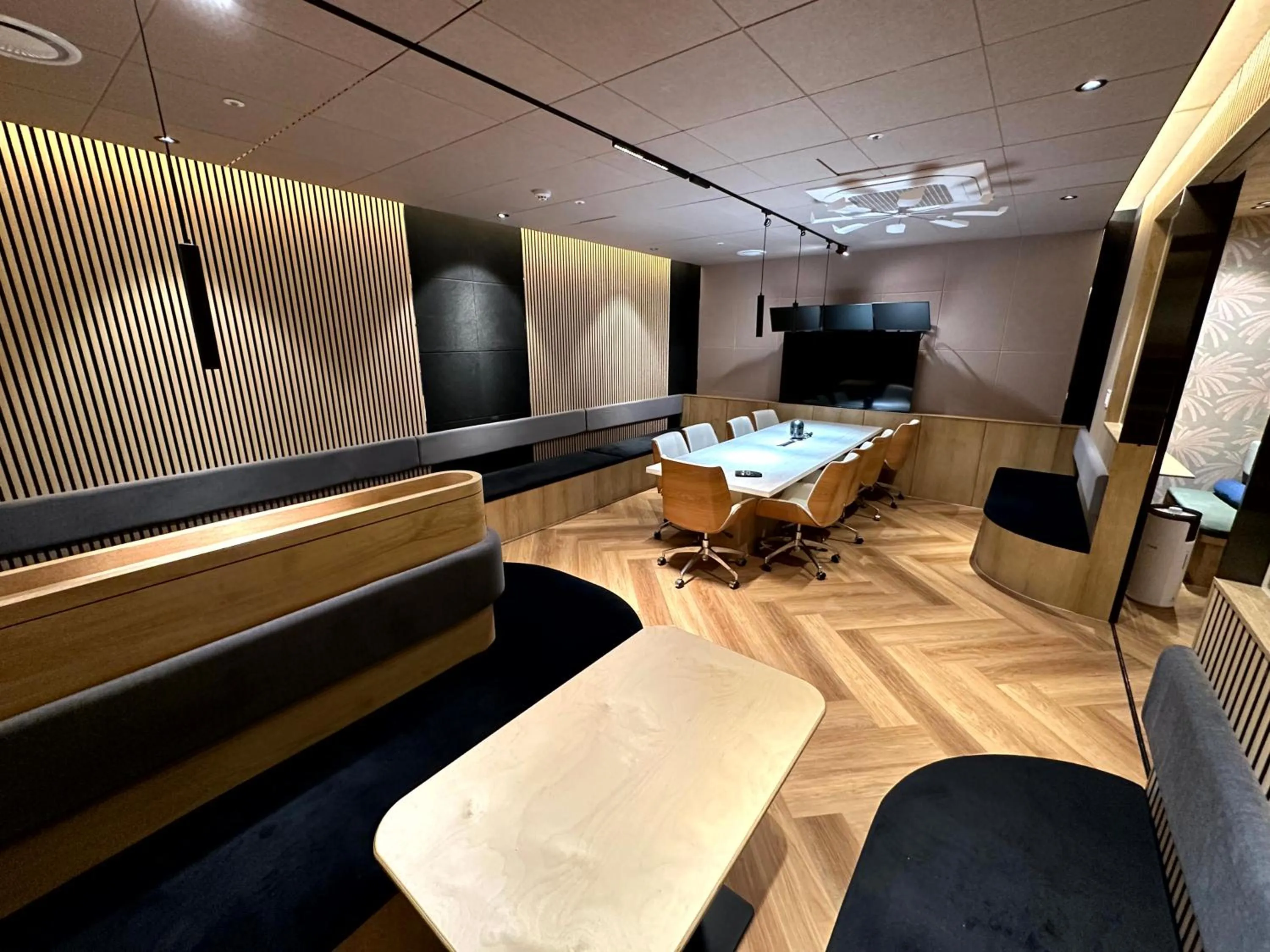 Communal lounge/ TV room in Nomad Live Hostel