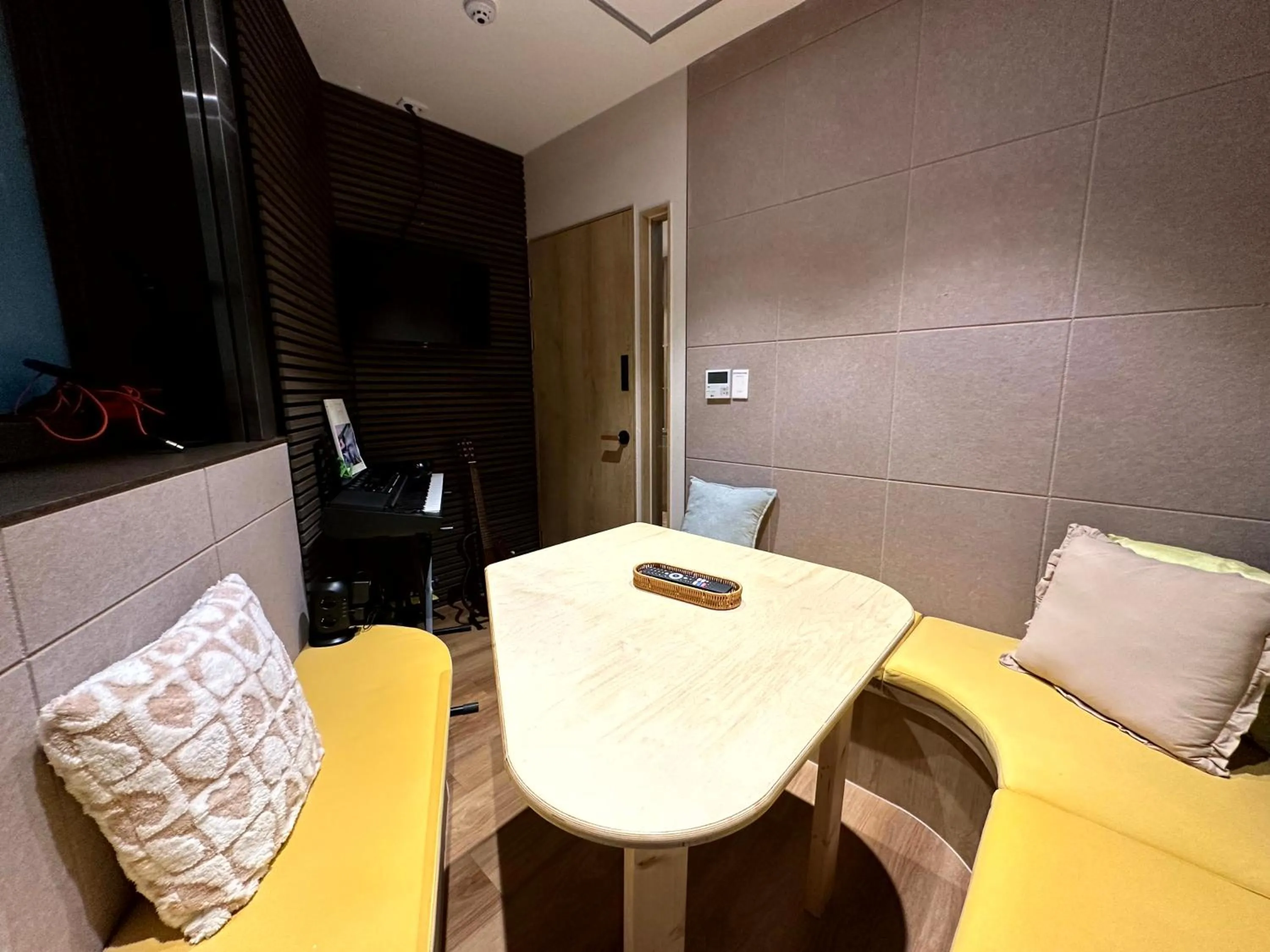 Communal lounge/ TV room in Nomad Live Hostel