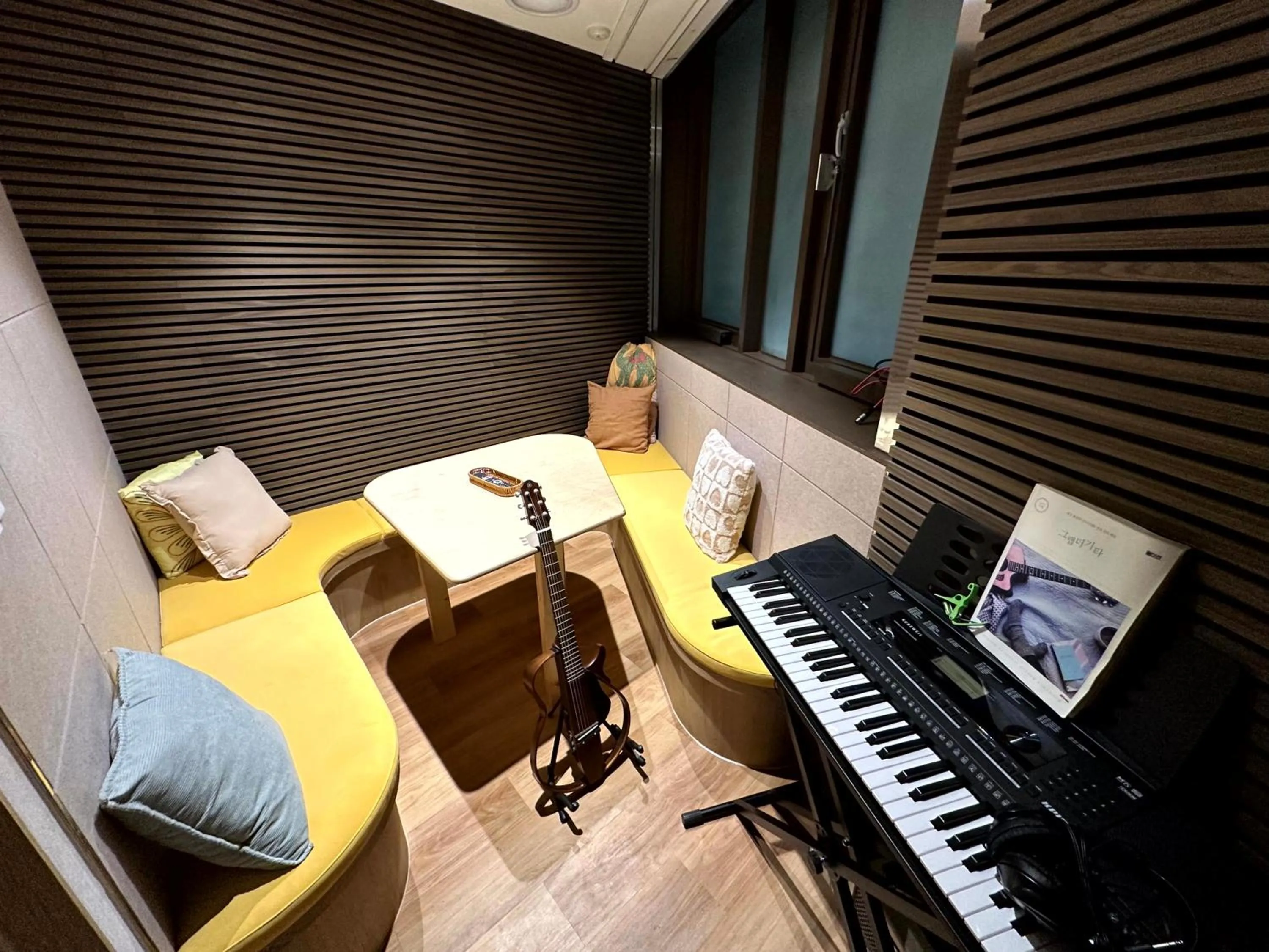 Communal lounge/ TV room in Nomad Live Hostel