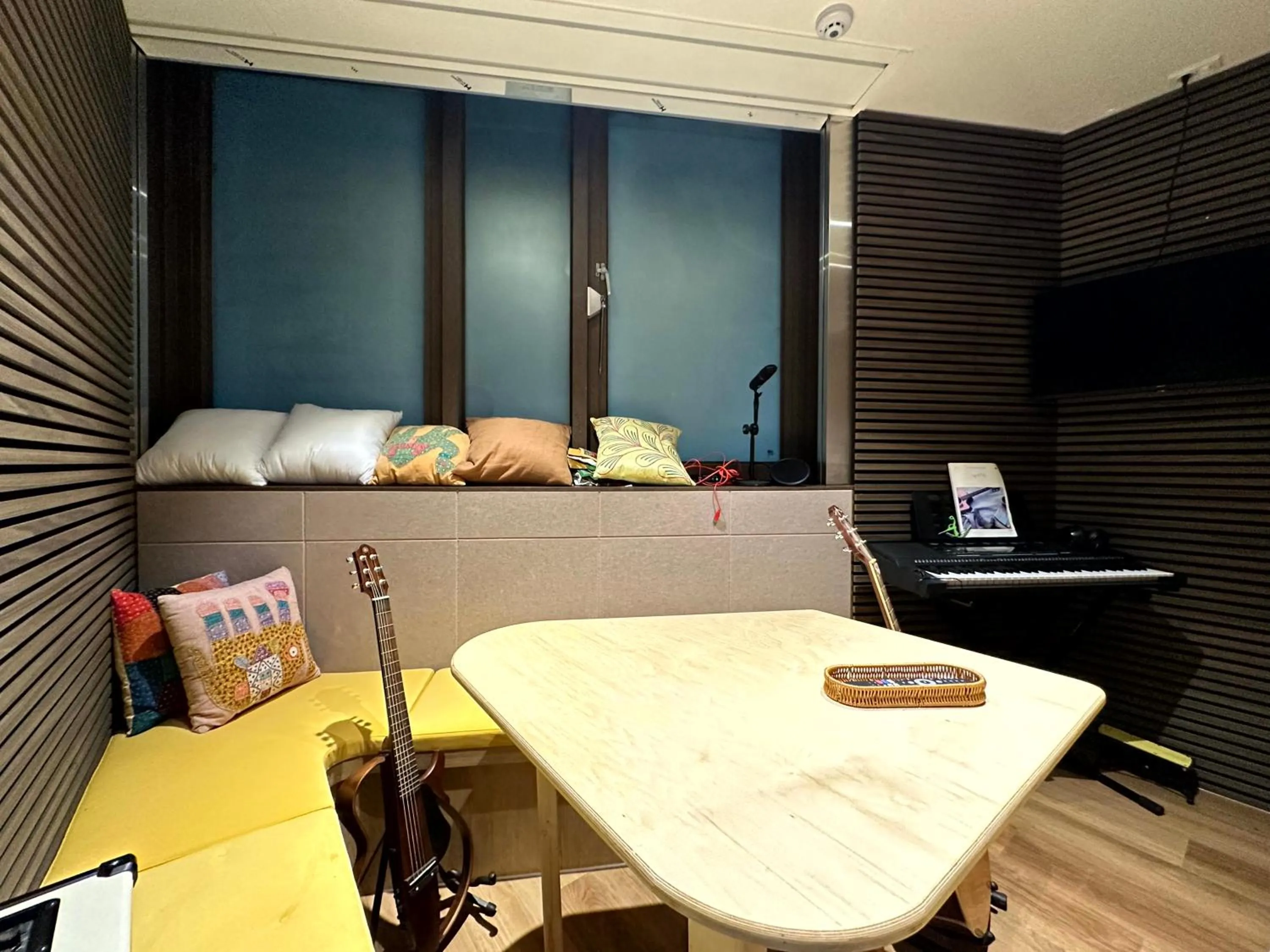 Communal lounge/ TV room in Nomad Live Hostel