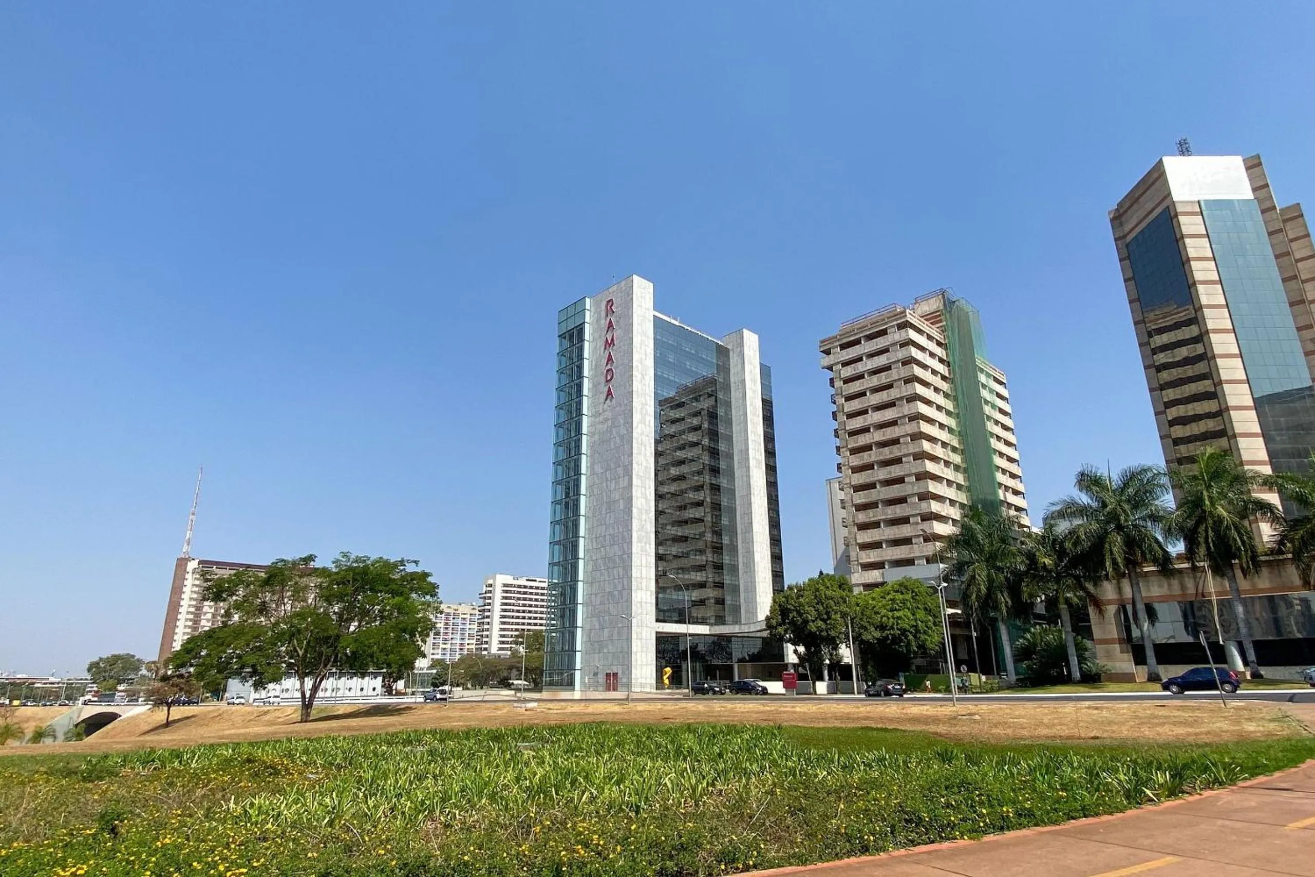 Facade/entrance in OZPED Flats Particulares Edifício Alvorada