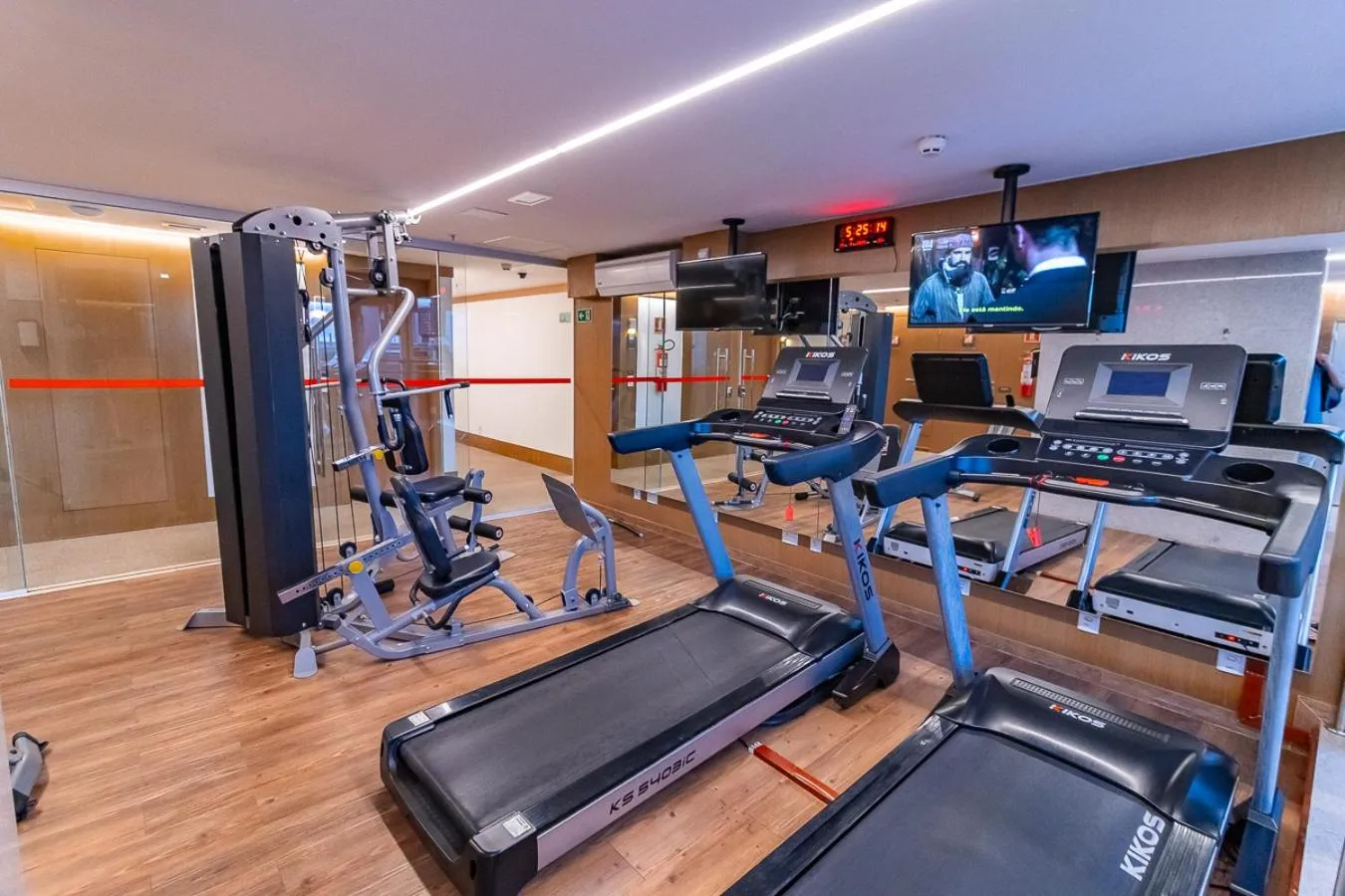 Fitness centre/facilities in OZPED Flats Particulares Edifício Alvorada