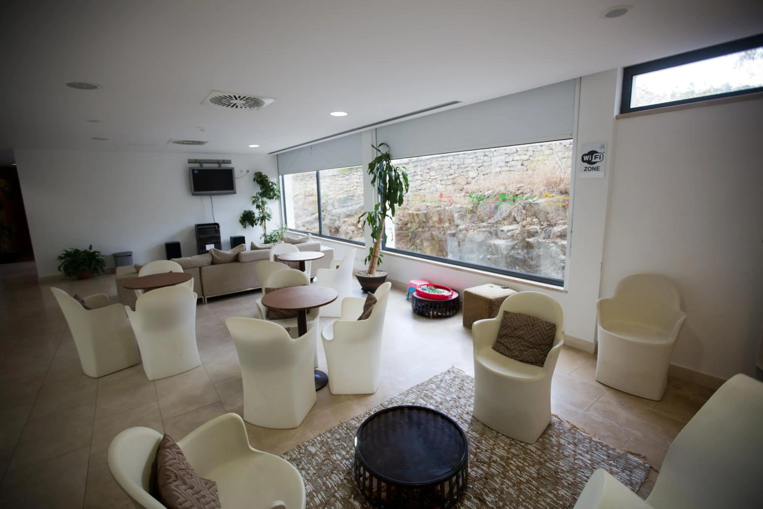 Communal lounge/ TV room in HI Alvados - Pousada de Juventude