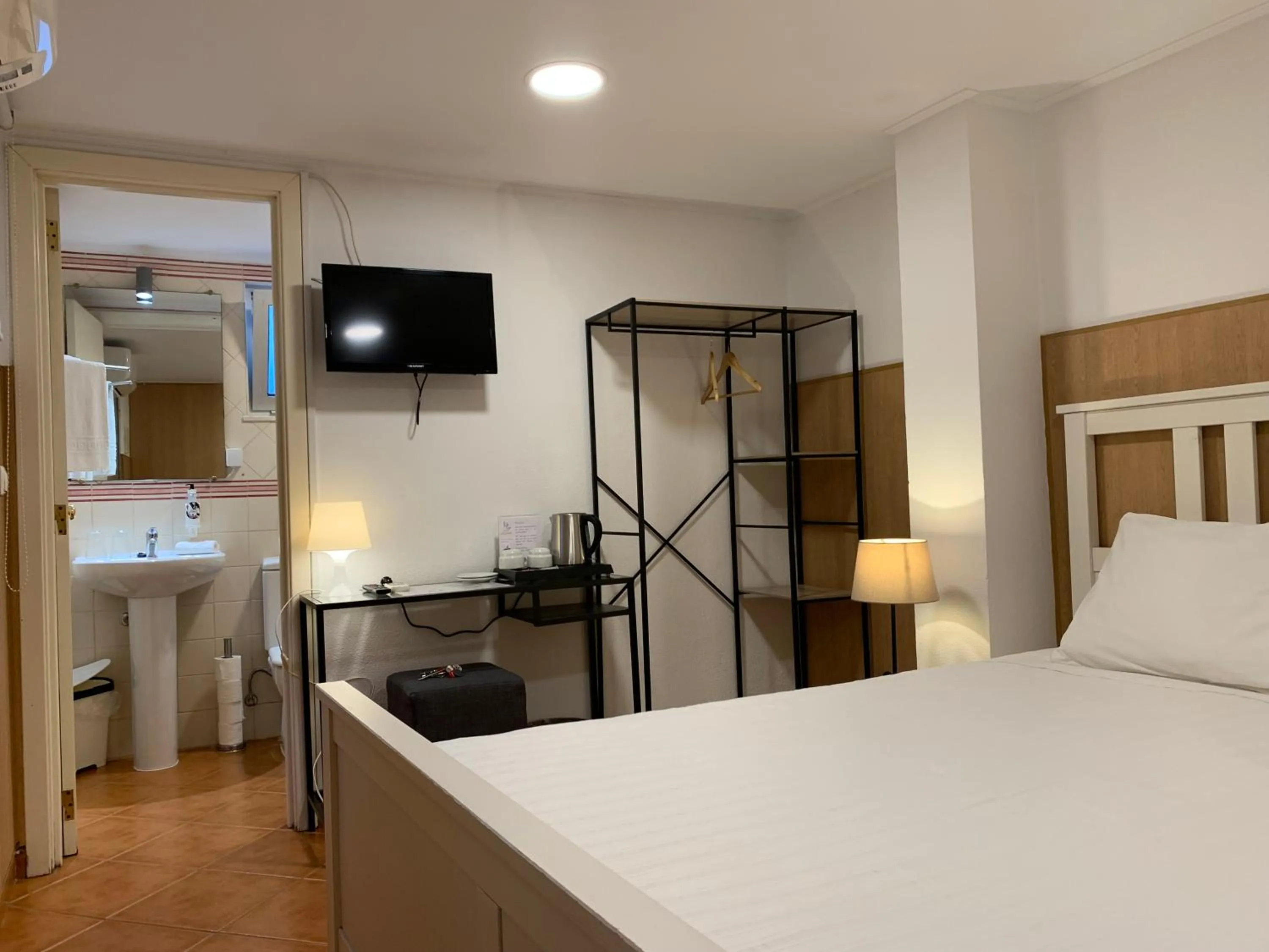 Toilet, Bed in Discovery Apartment Benfica