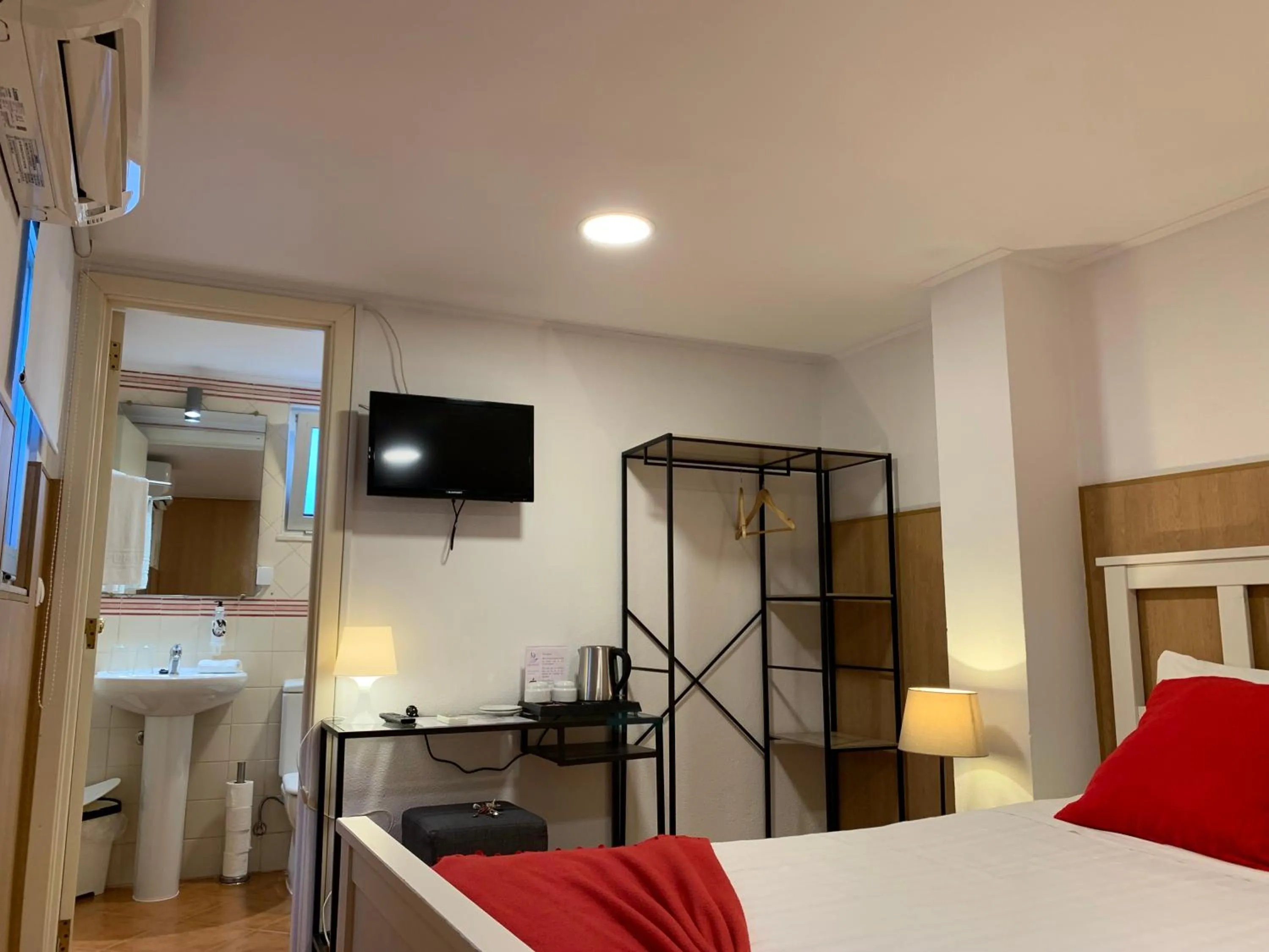 Bathroom, Bed in Discovery Apartment Benfica