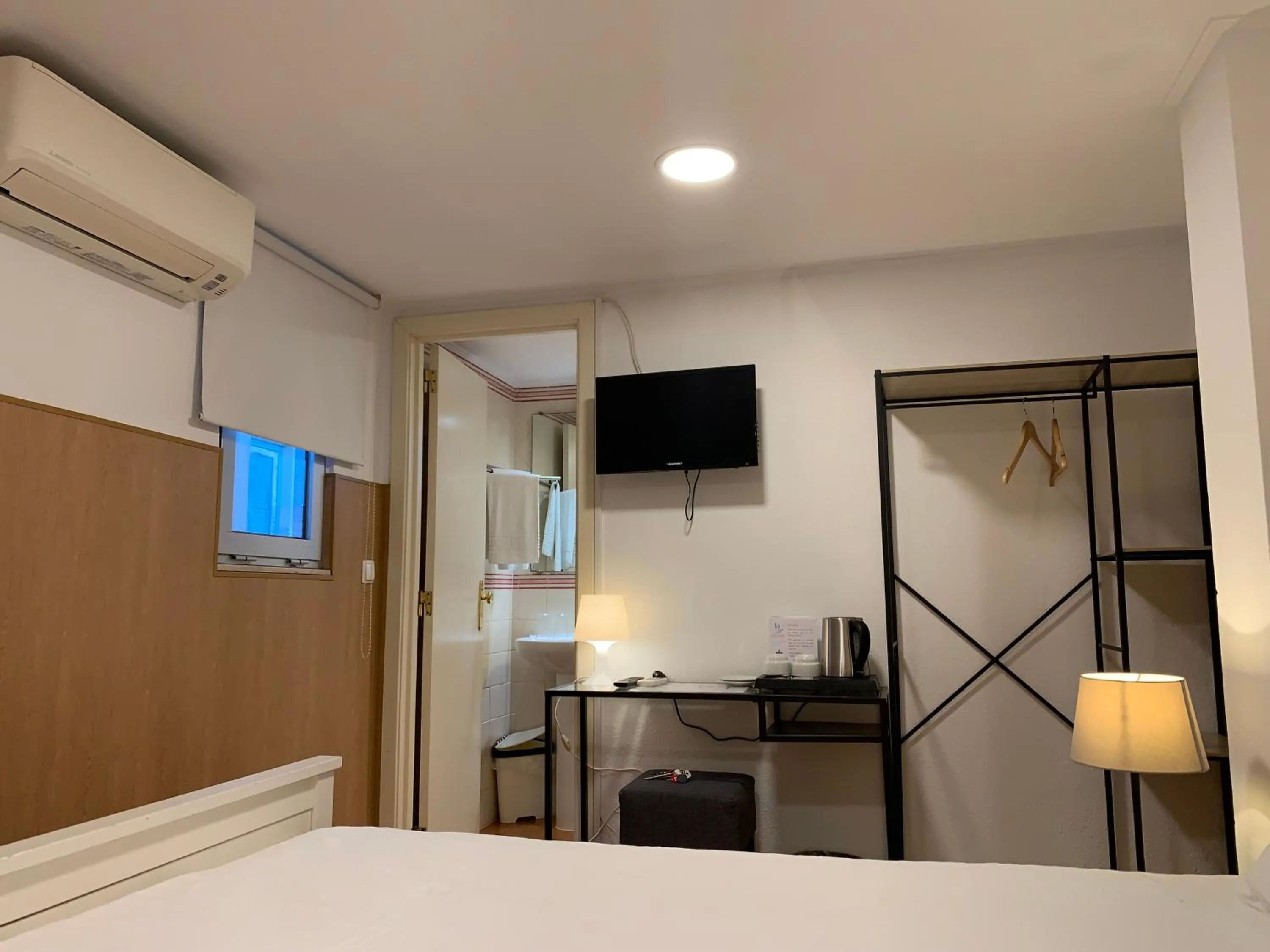 Toilet, Bed in Discovery Apartment Benfica