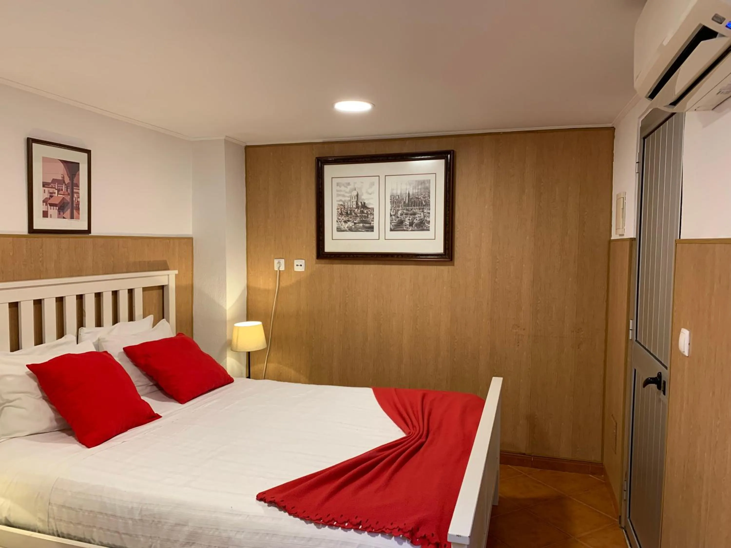 Decorative detail, Bed in Discovery Apartment Benfica