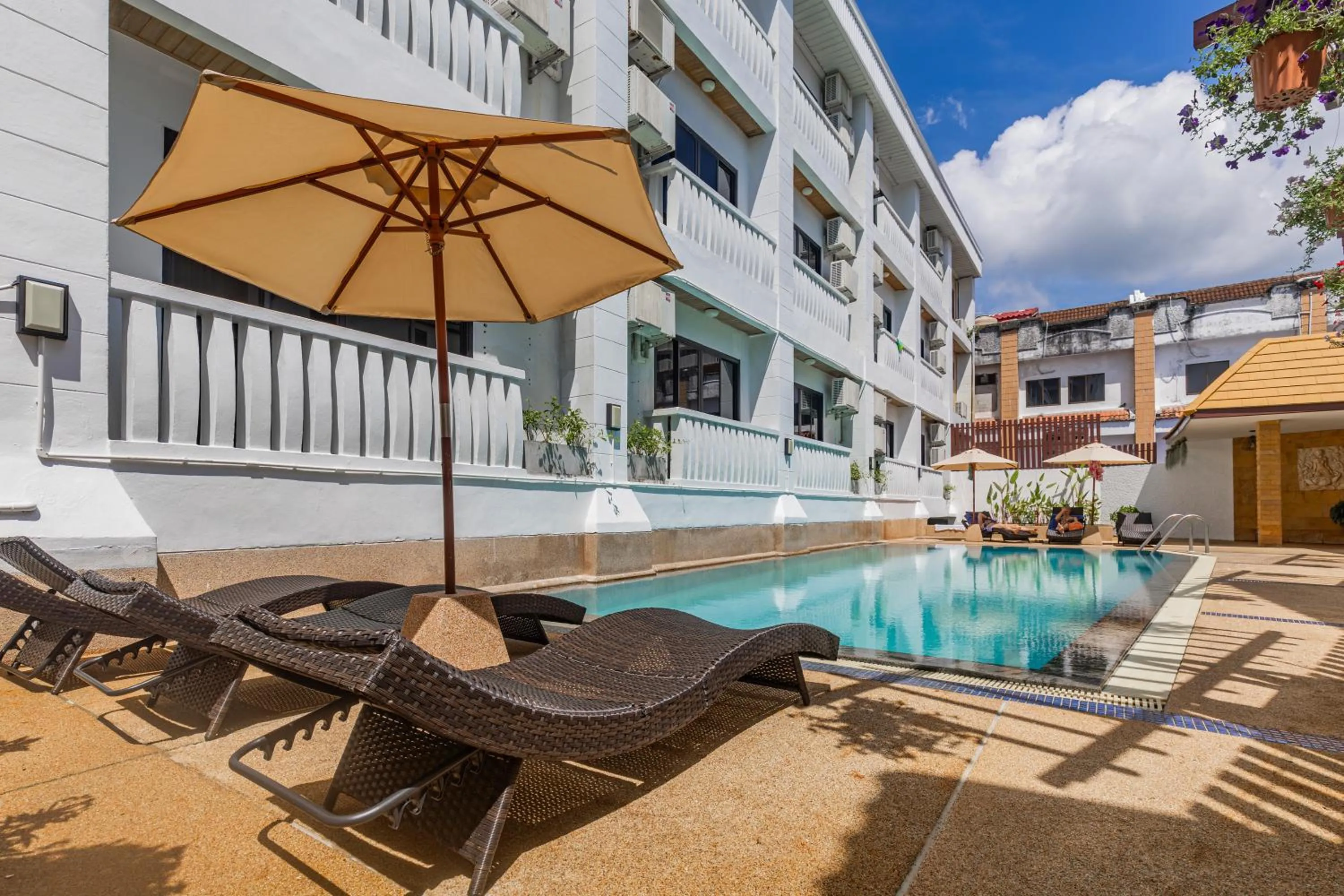 Swimming pool in Rattana Karon Beach Hotel