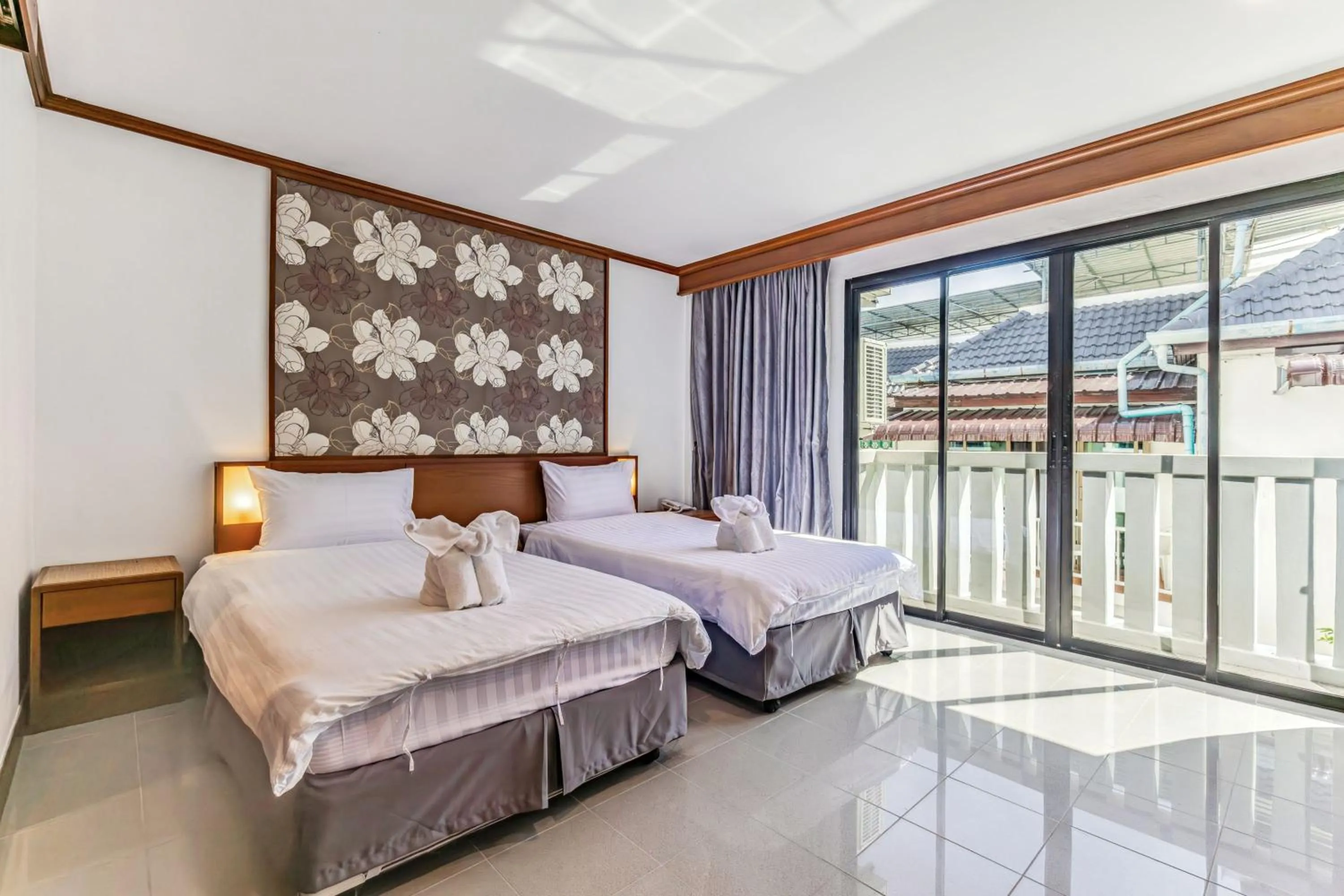 Balcony/Terrace, Bed in Rattana Karon Beach Hotel