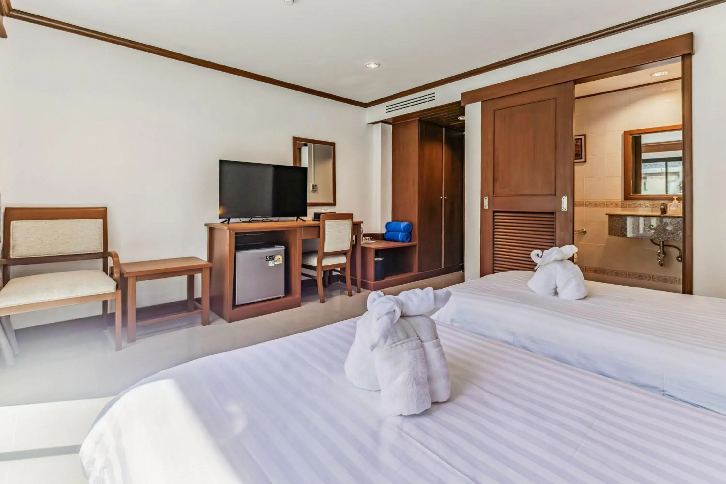 Superior Twin Room in Rattana Karon Beach Hotel Superior Twin Room in Rattana Karon Beach Hotel