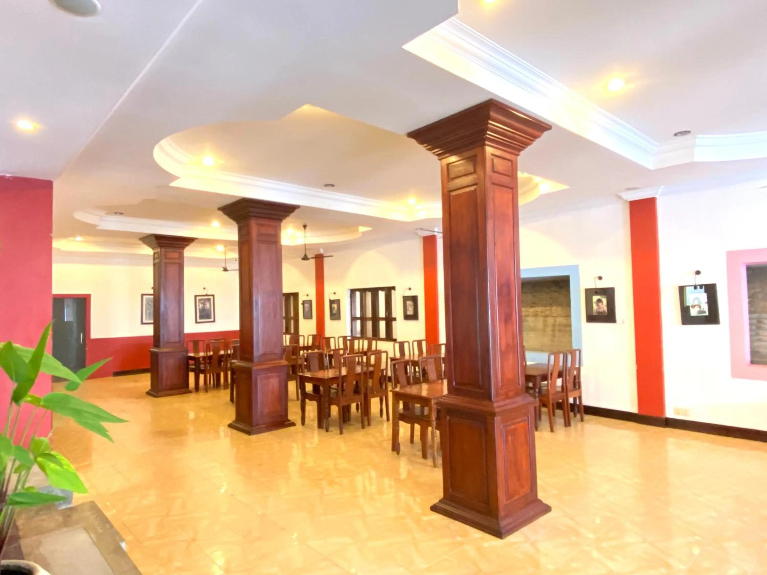 Restaurant/places to eat in VPlus Hotel