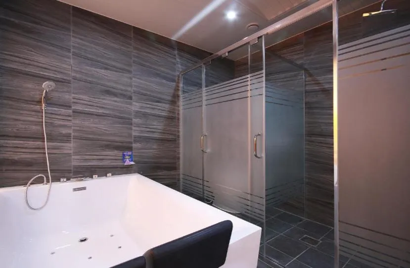 Shower in Jade hotel