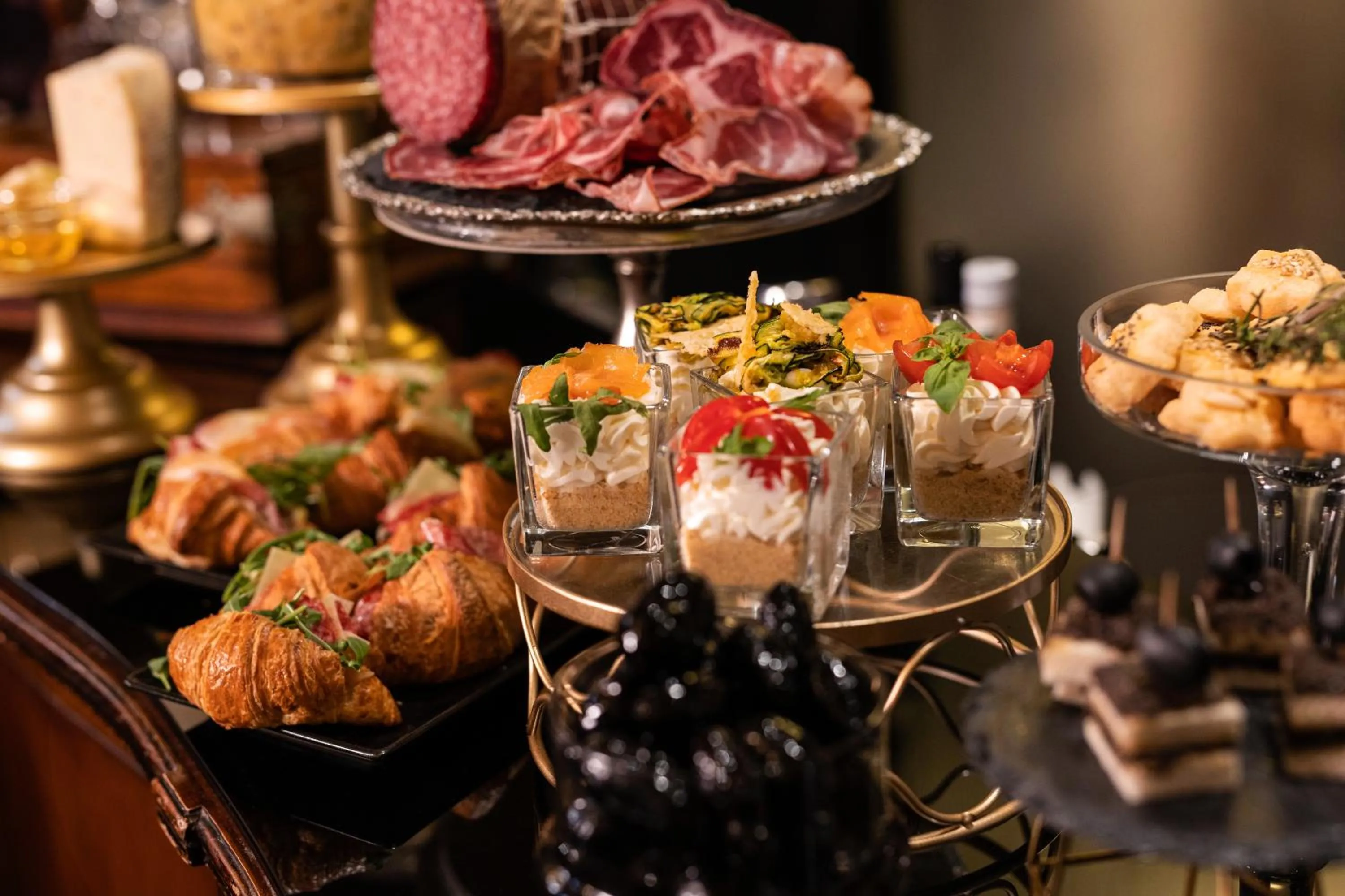 Food and drinks in HT6 Hotel Roma