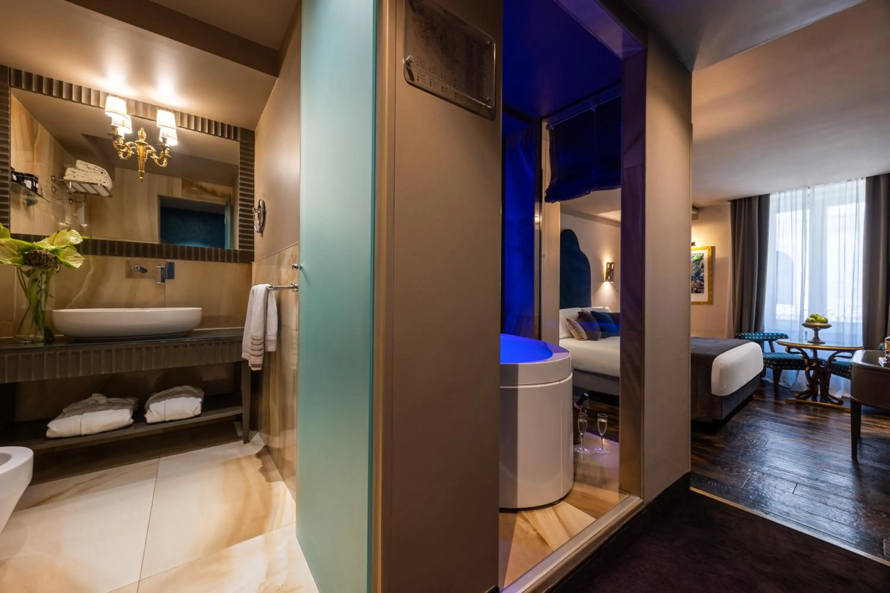 Bathroom, Bed in HT6 Hotel Roma