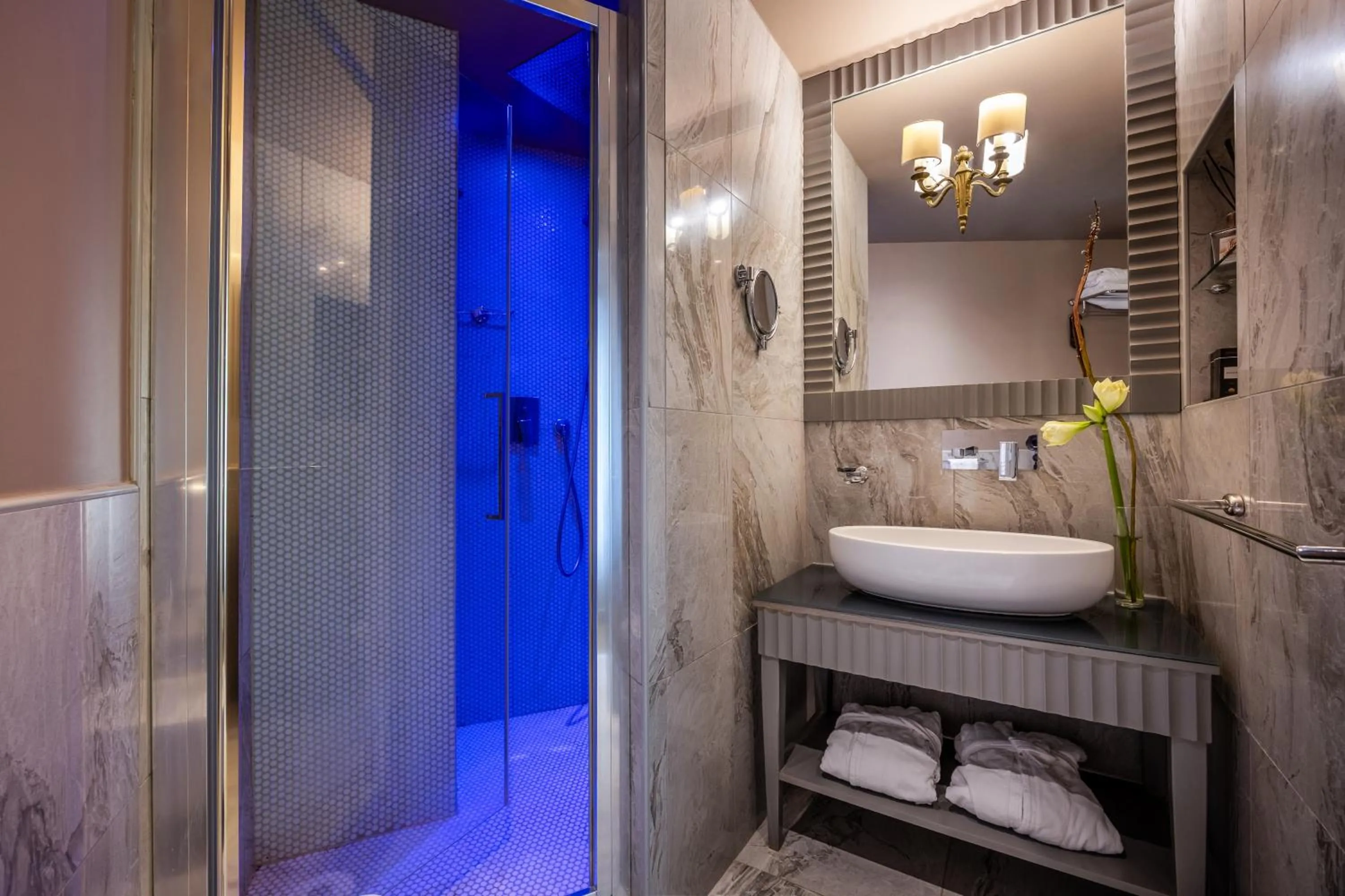 Shower in HT6 Hotel Roma