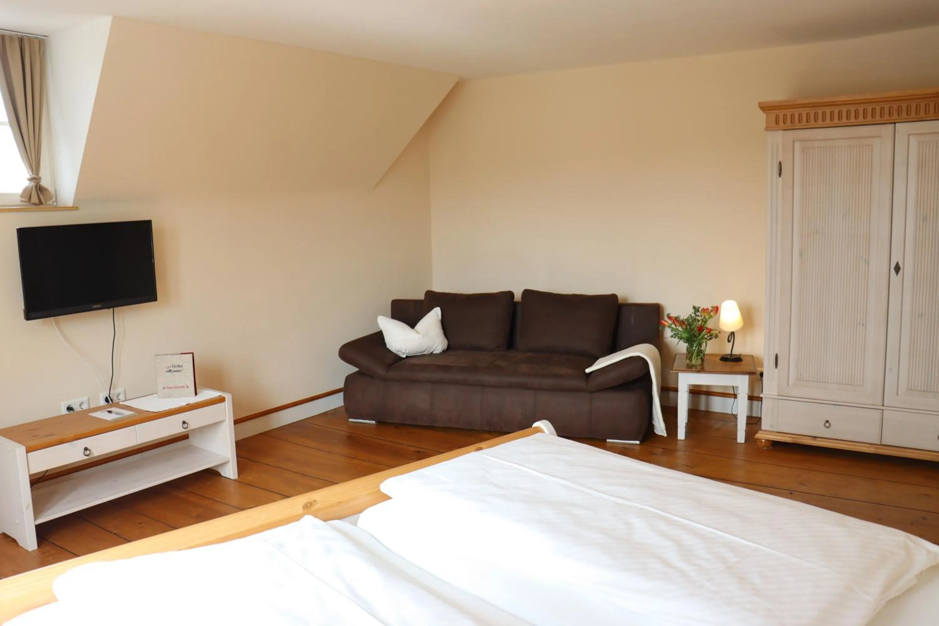 TV and multimedia, Bed in Gästehaus "Unsere Stadtvilla" Hechingen