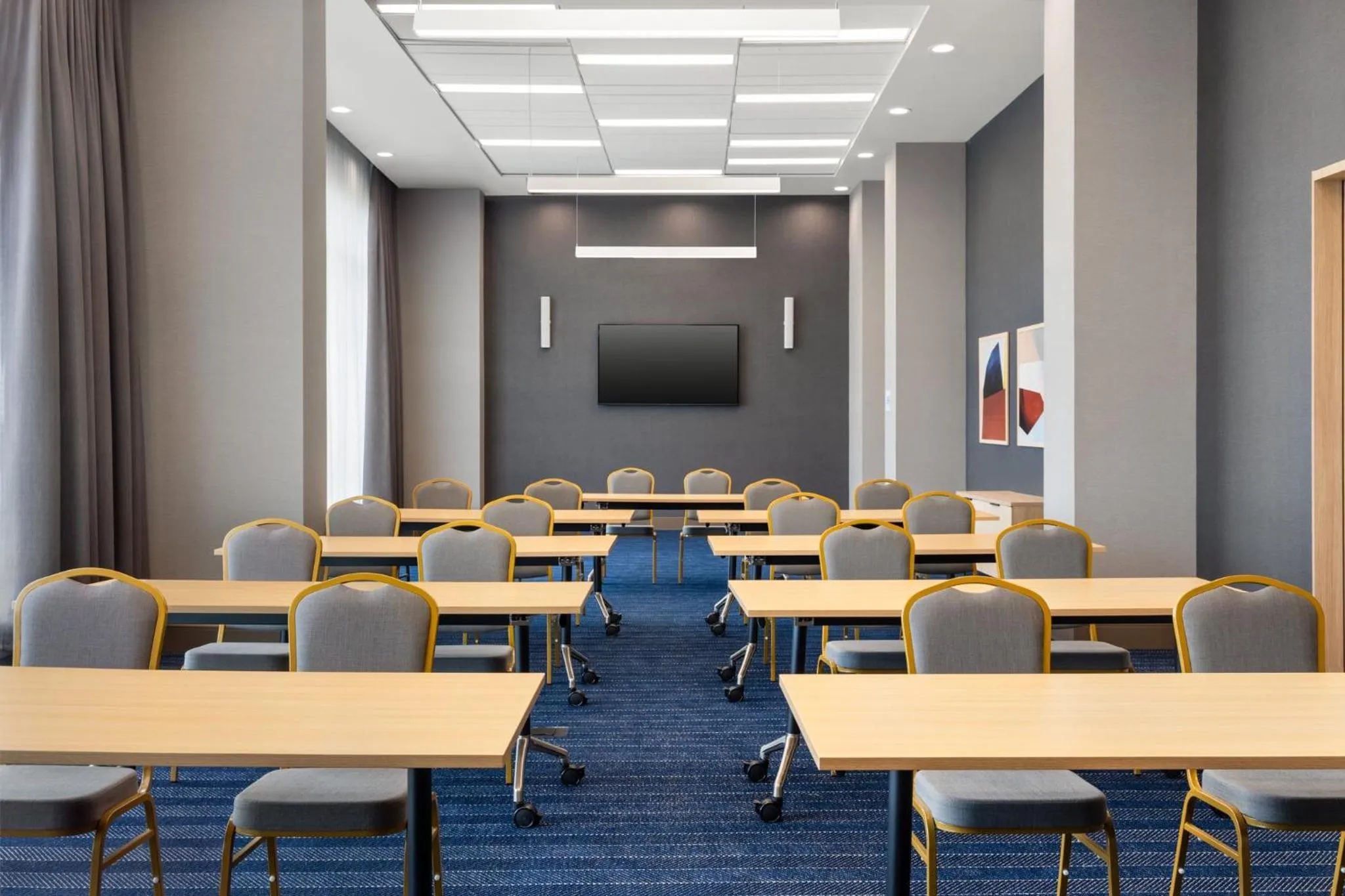 Meeting/conference room in Holiday Inn Express Montreal Airport - St-Laurent by IHG