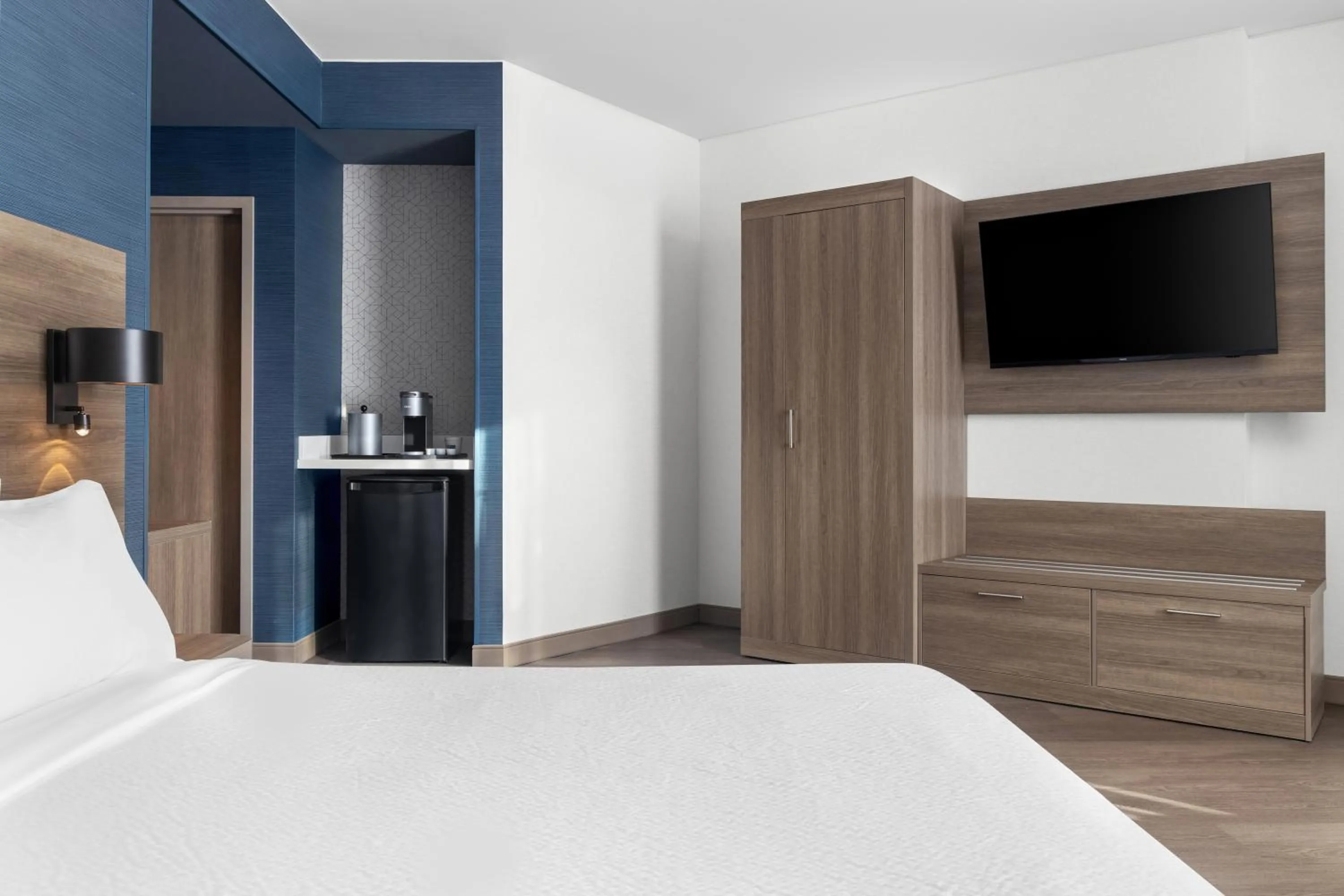 Communal lounge/ TV room, Bed in Holiday Inn Express Montreal Airport - St-Laurent by IHG