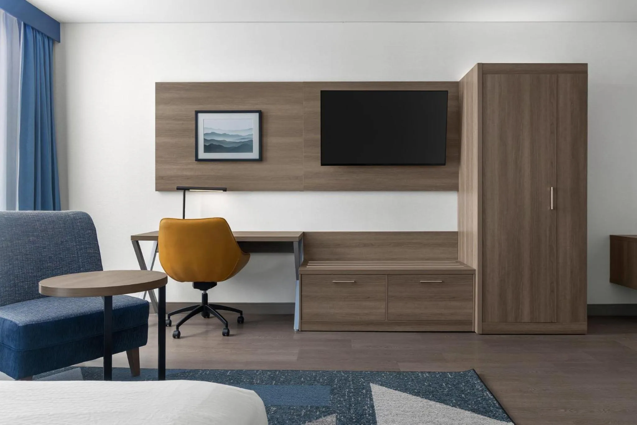 Photo of the whole room in Holiday Inn Express Montreal Airport - St-Laurent by IHG