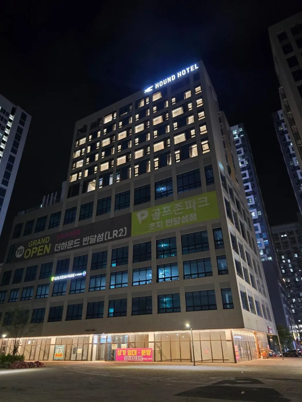 Property building in The hound hotel bandalseom2