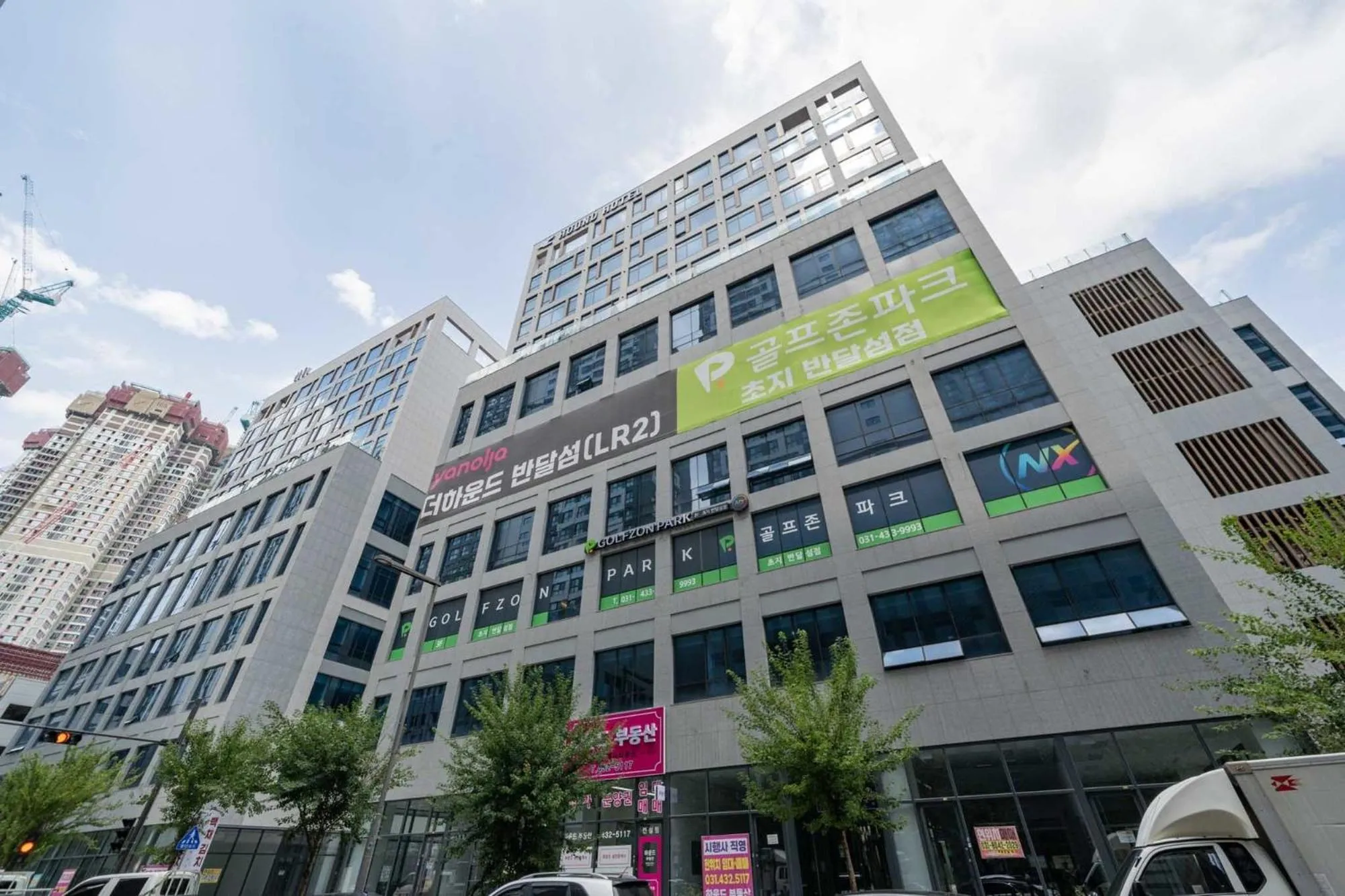 Property building in The hound hotel bandalseom2