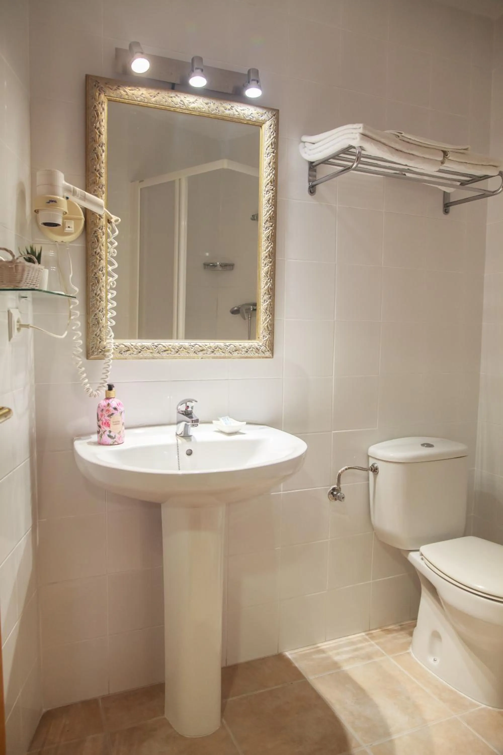 Bathroom in Hostal Antigua Morellana