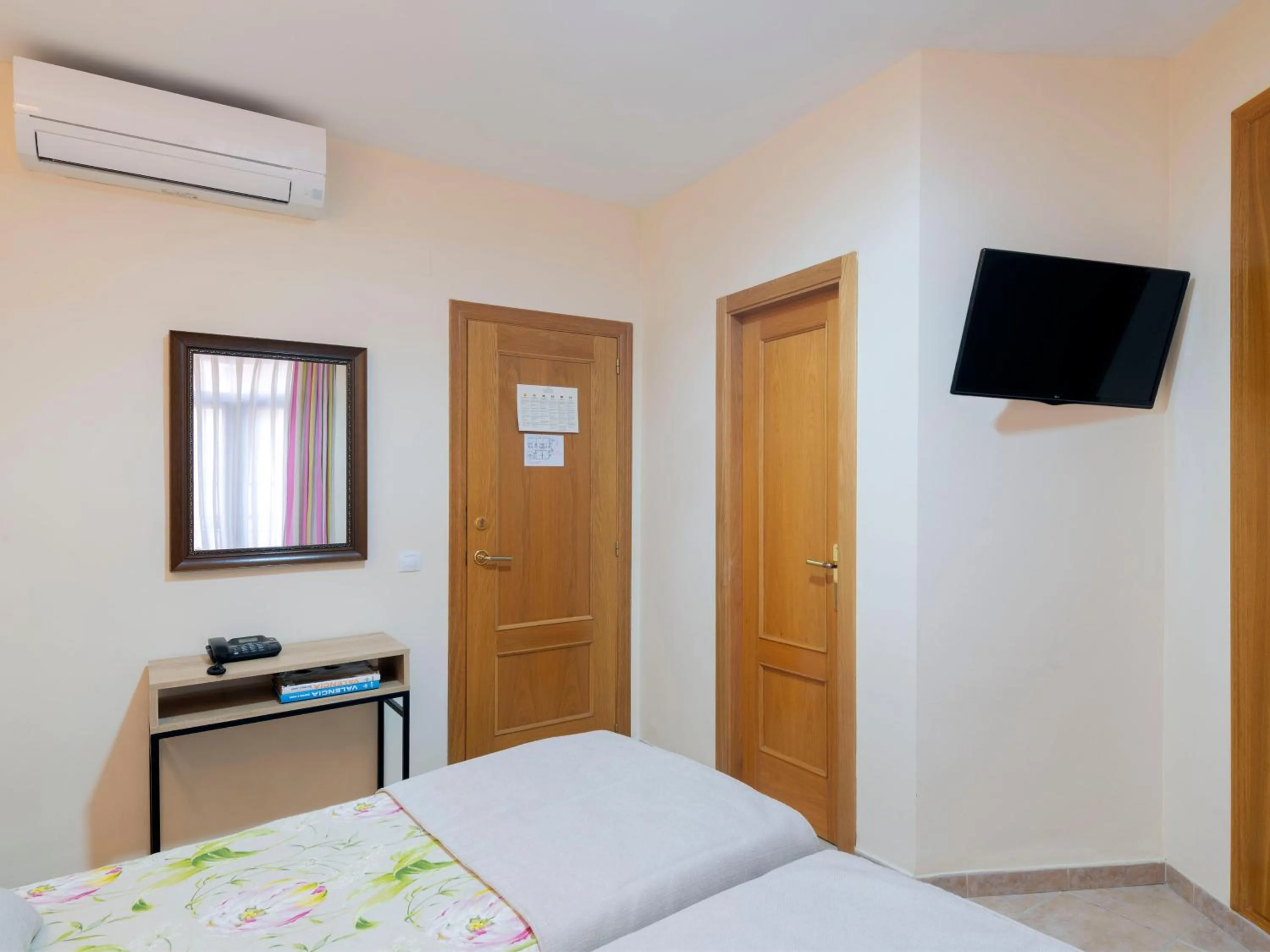 Bedroom, Bed in Hostal Antigua Morellana