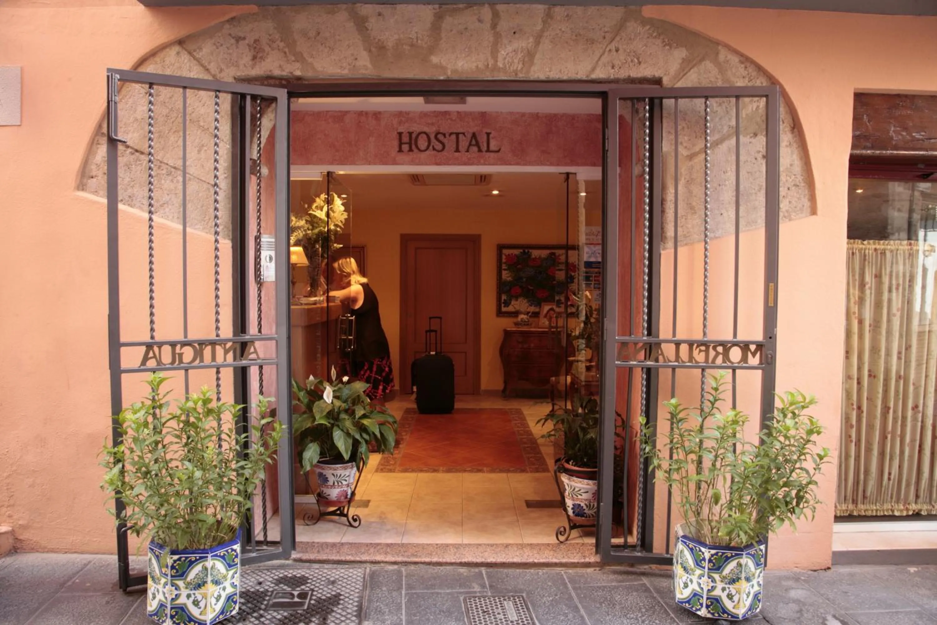 Facade/entrance in Hostal Antigua Morellana