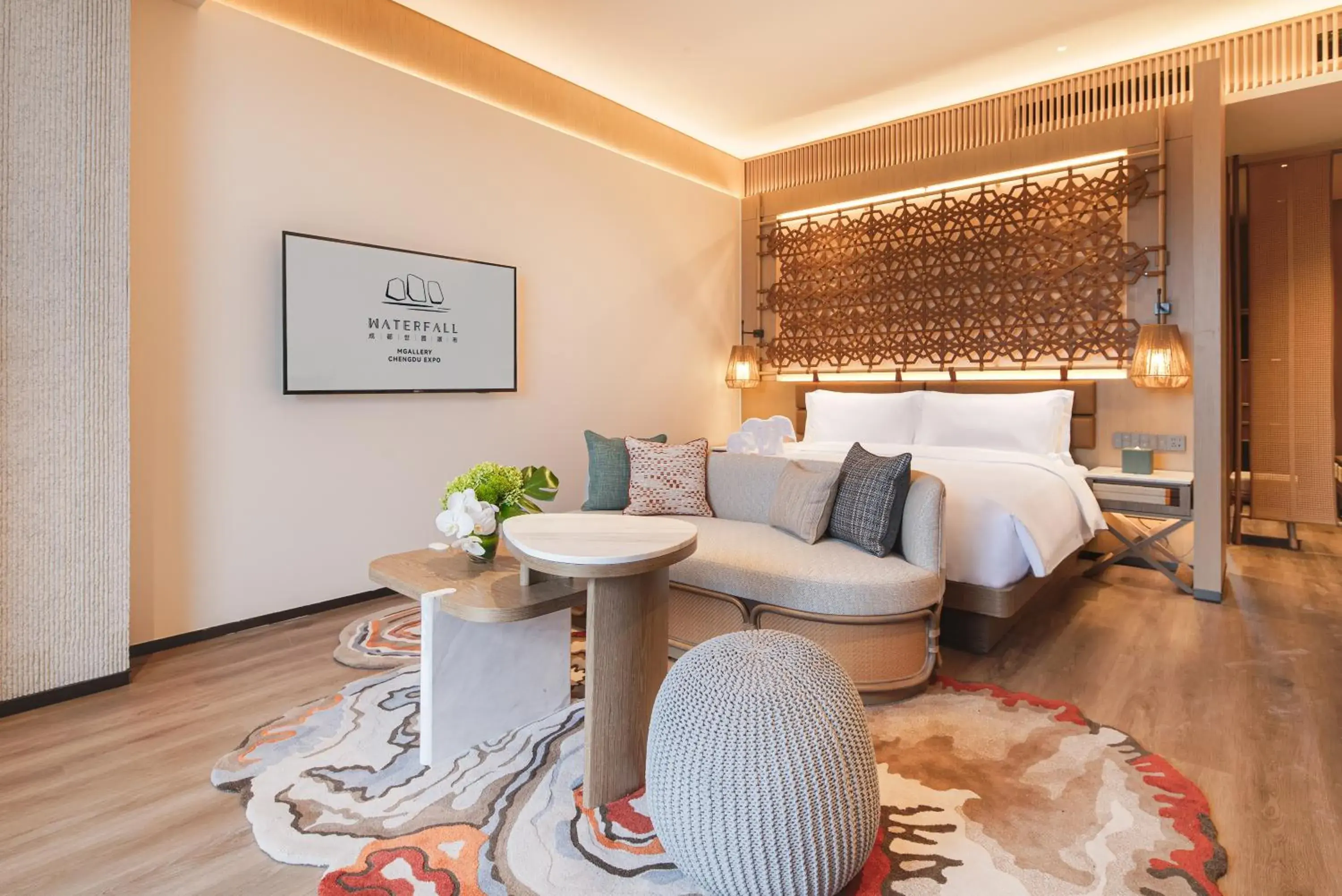 Superior King Room with Waterfall View in Chengdu Expo Waterfall Hotel - MGallery Collection Superior King Room with Waterfall View in Chengdu Expo Waterfall Hotel - MGallery Collection