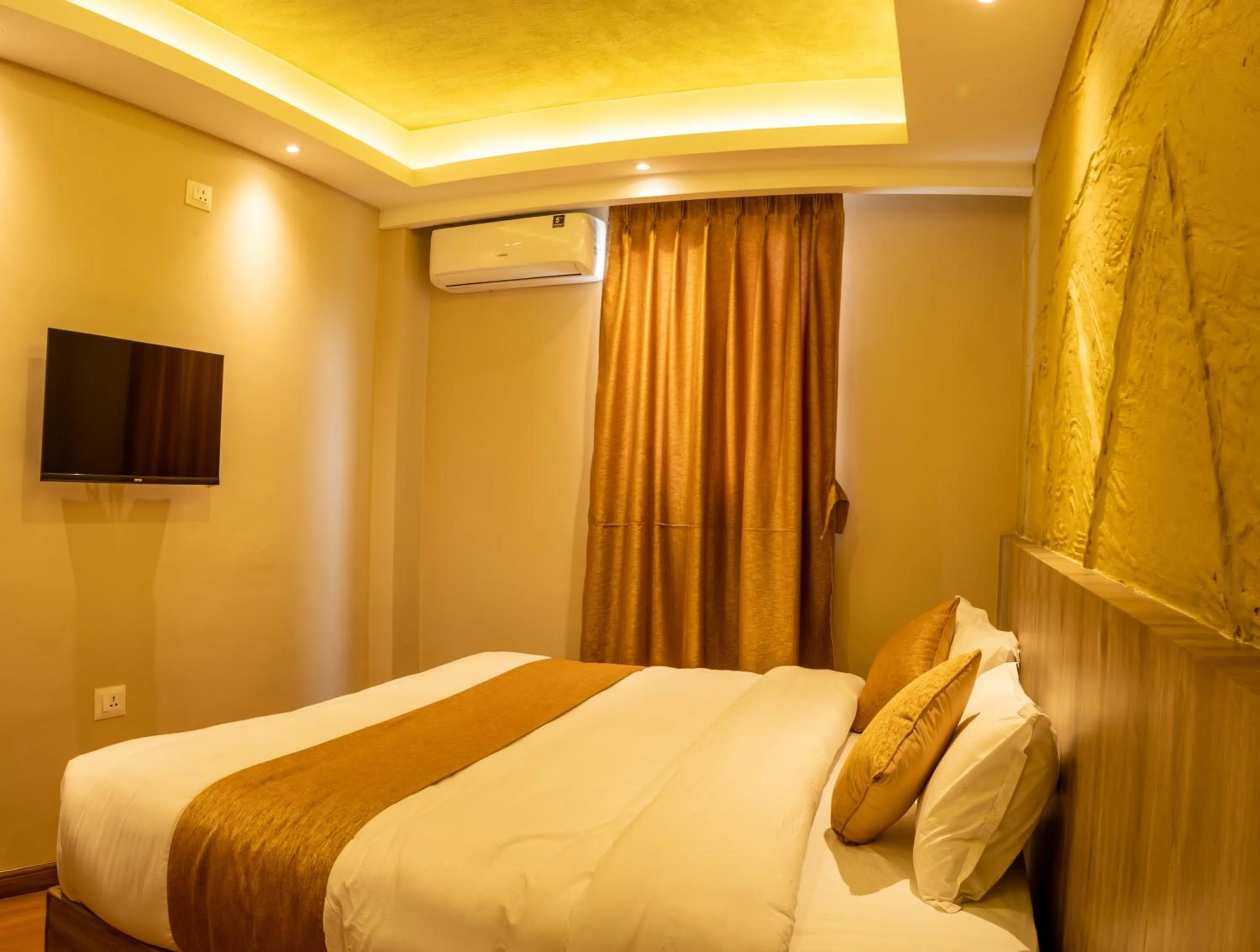 Communal lounge/ TV room, Bed in Divya Boutique Inn