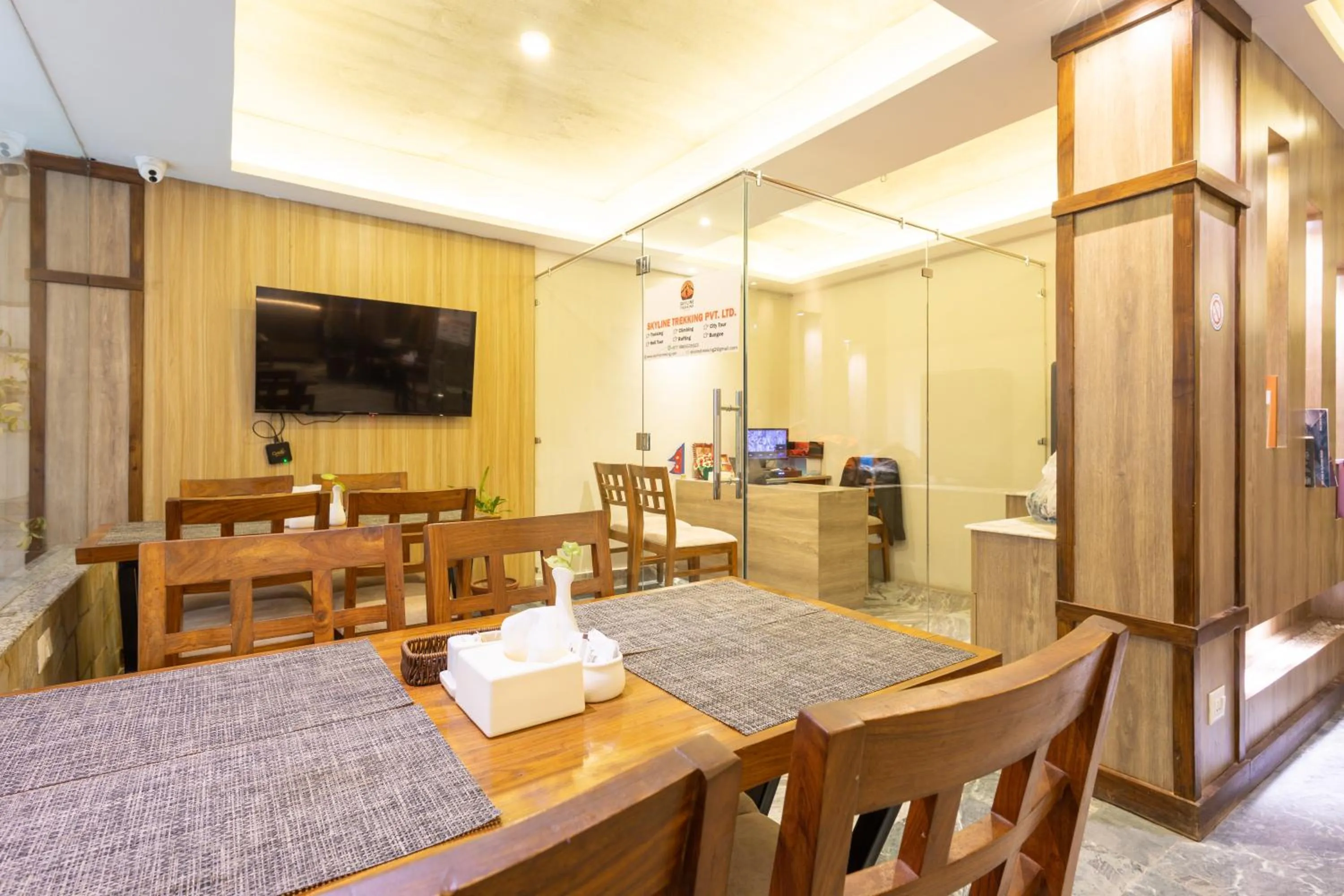 Communal lounge/ TV room in Divya Boutique Inn