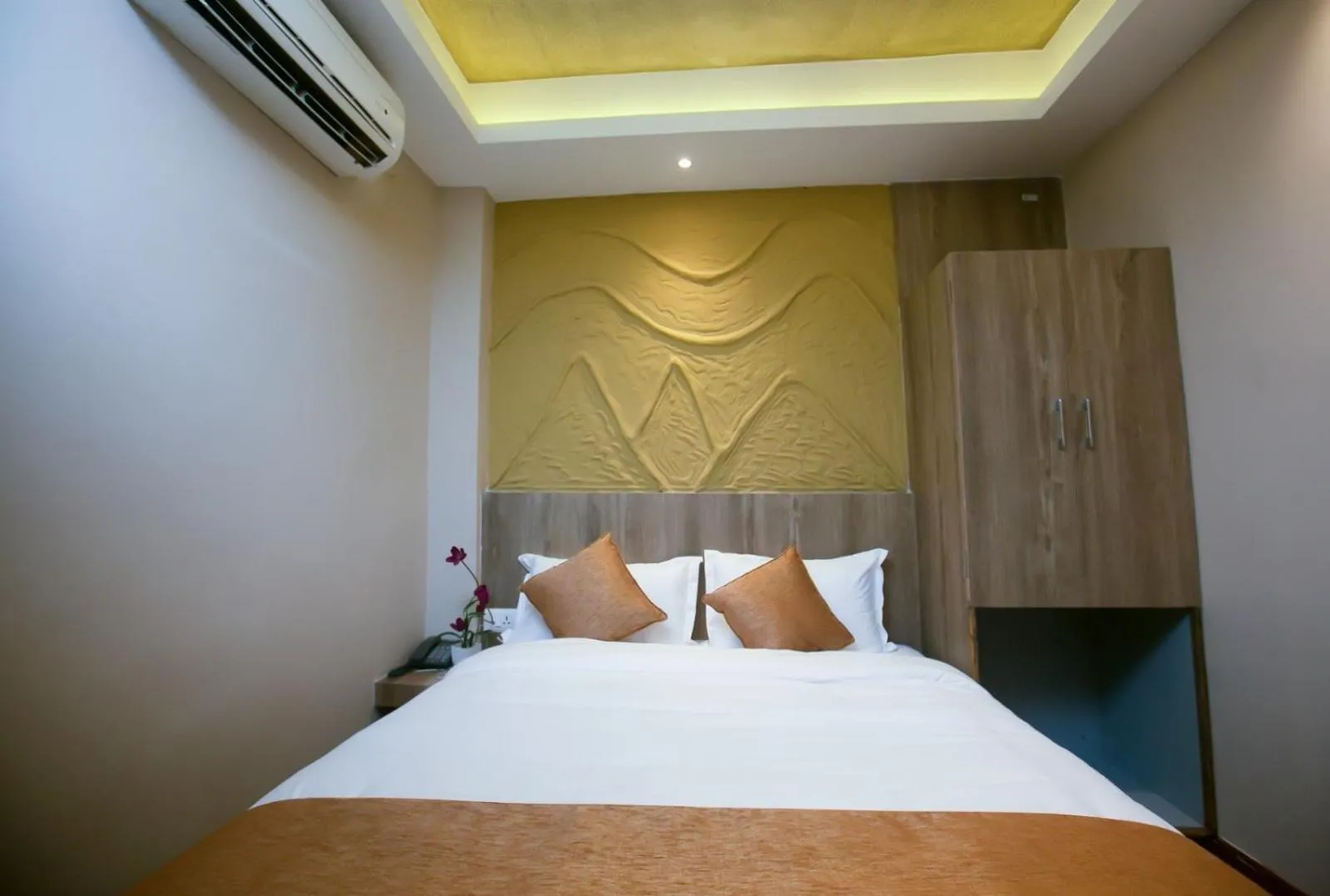 Restaurant/places to eat, Bed in Divya Boutique Inn