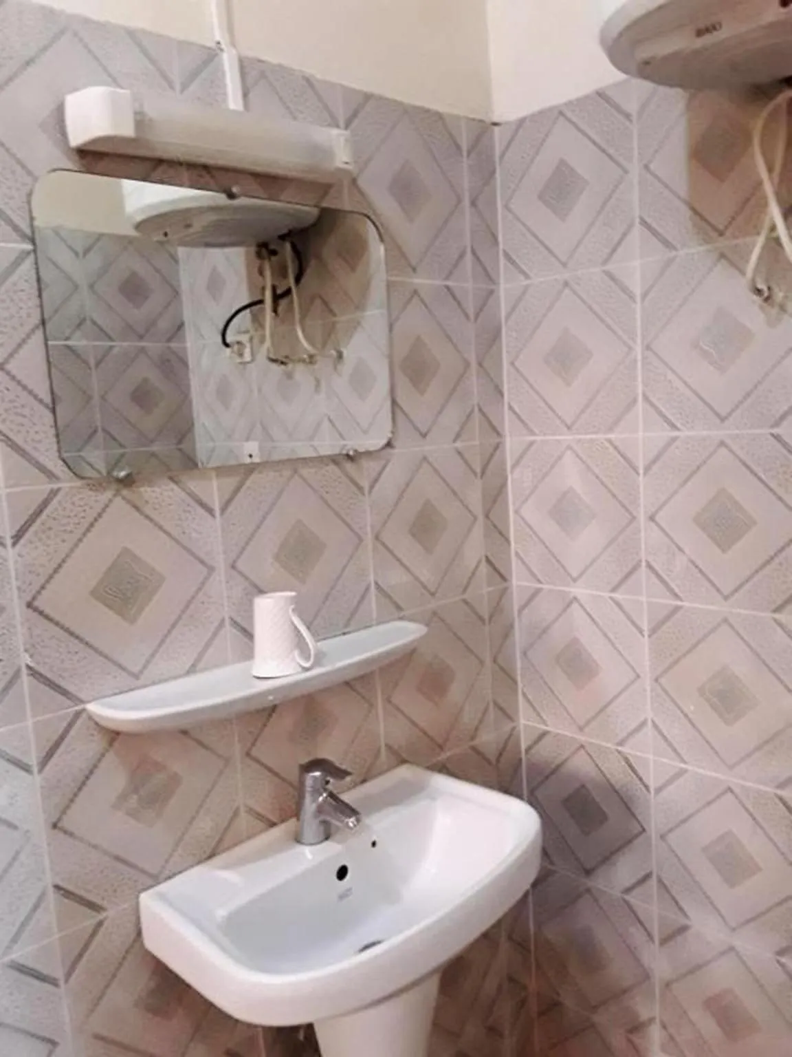 Shower in Diaspora Benin Hotel C-E