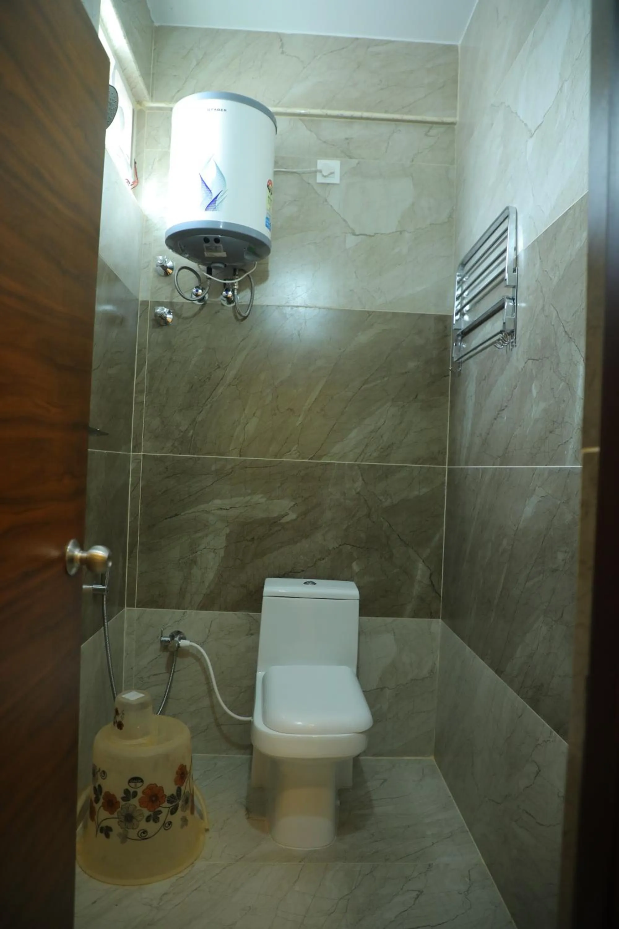 Shower in Hotel Roi Inn