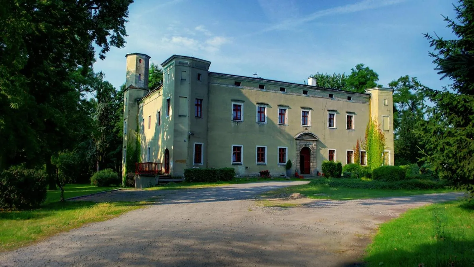 Property building in Zamek Dobroszyce