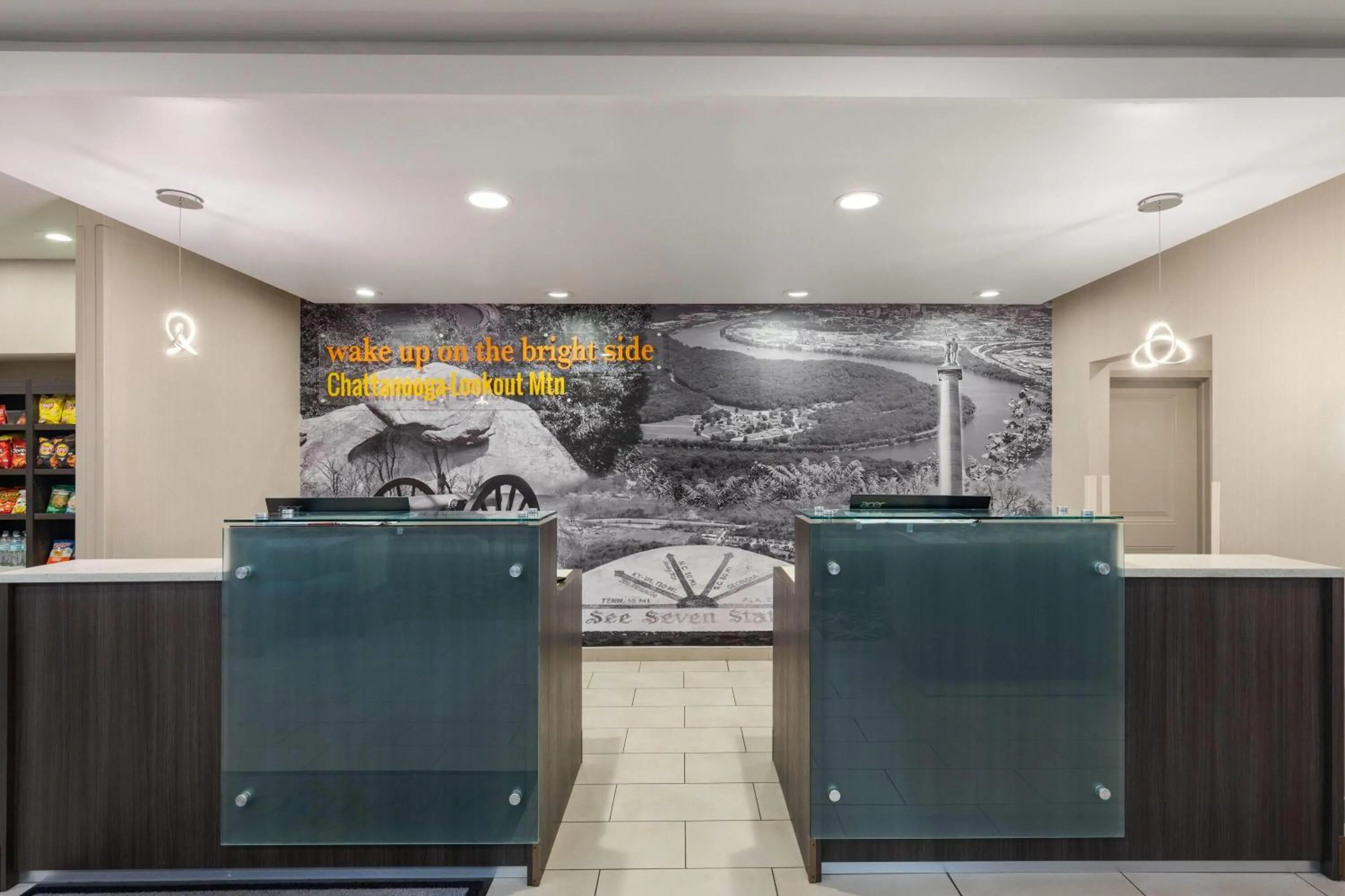 Lobby or reception in La Quinta by Wyndham Chattanooga - Lookout Mtn
