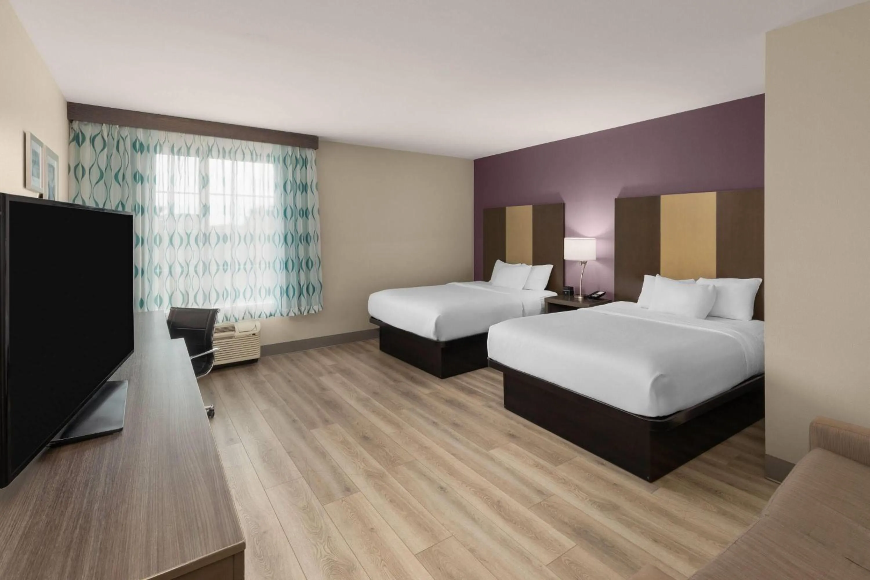 Photo of the whole room, Bed in La Quinta by Wyndham Chattanooga - Lookout Mtn