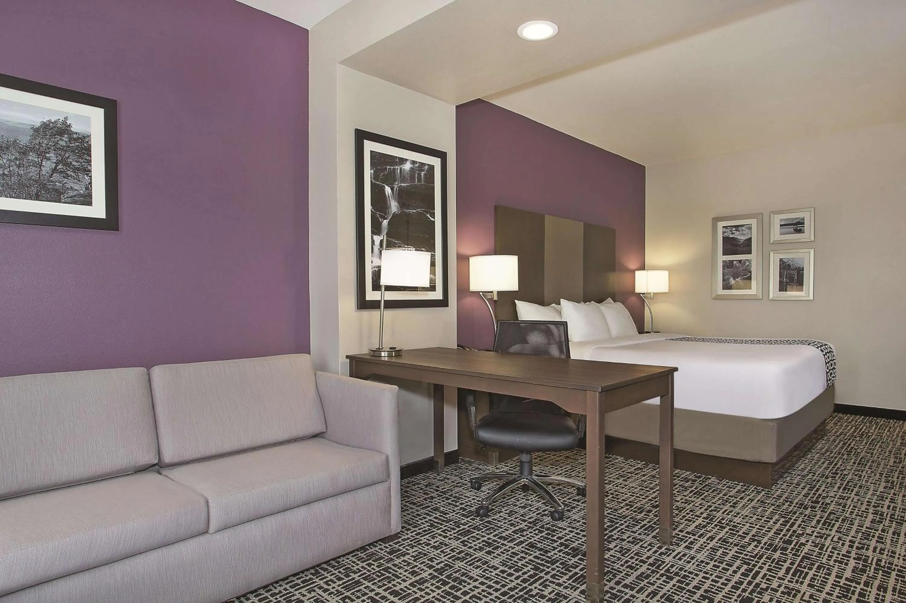 Photo of the whole room in La Quinta by Wyndham Chattanooga - Lookout Mtn