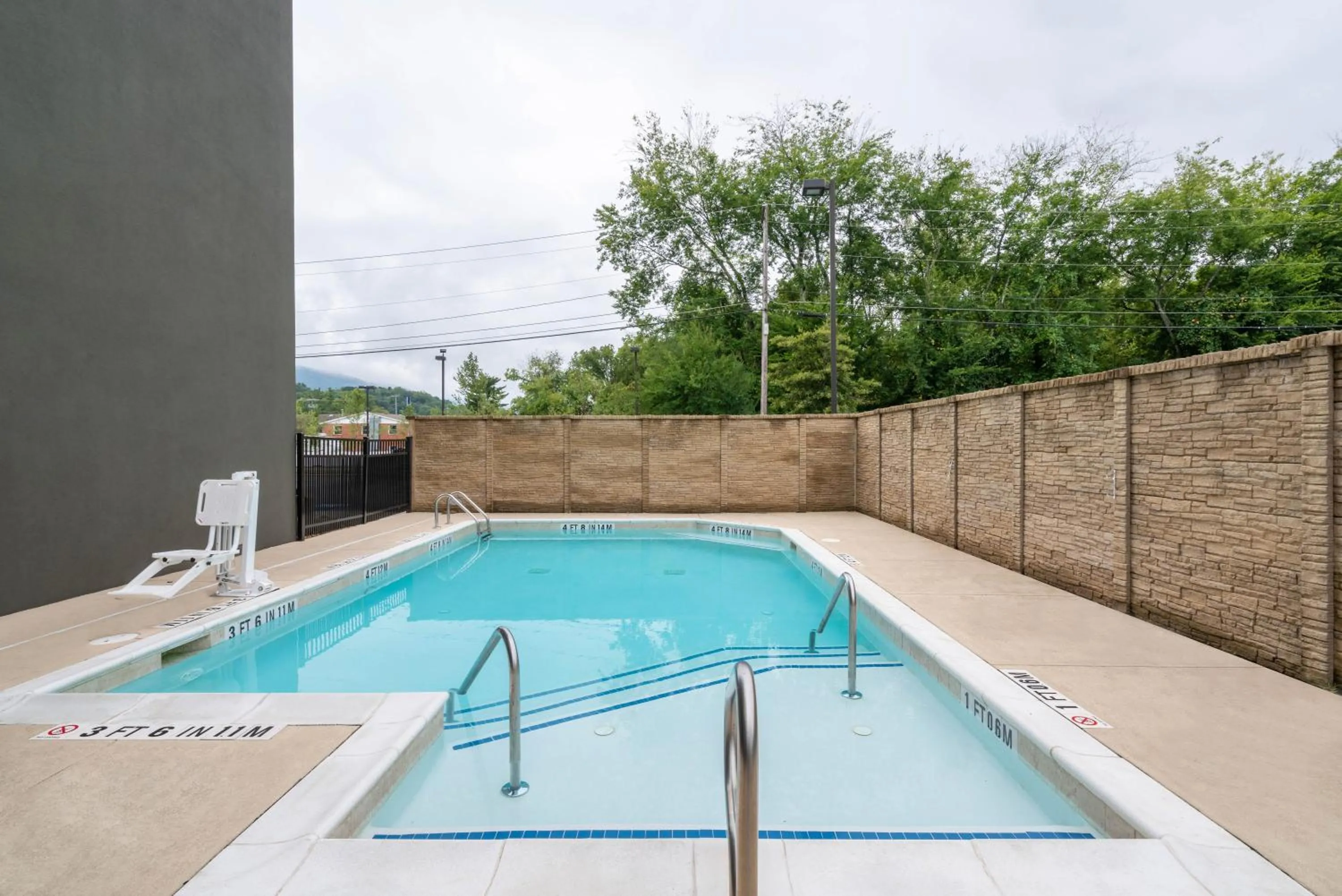 Swimming pool in La Quinta by Wyndham Chattanooga - Lookout Mtn