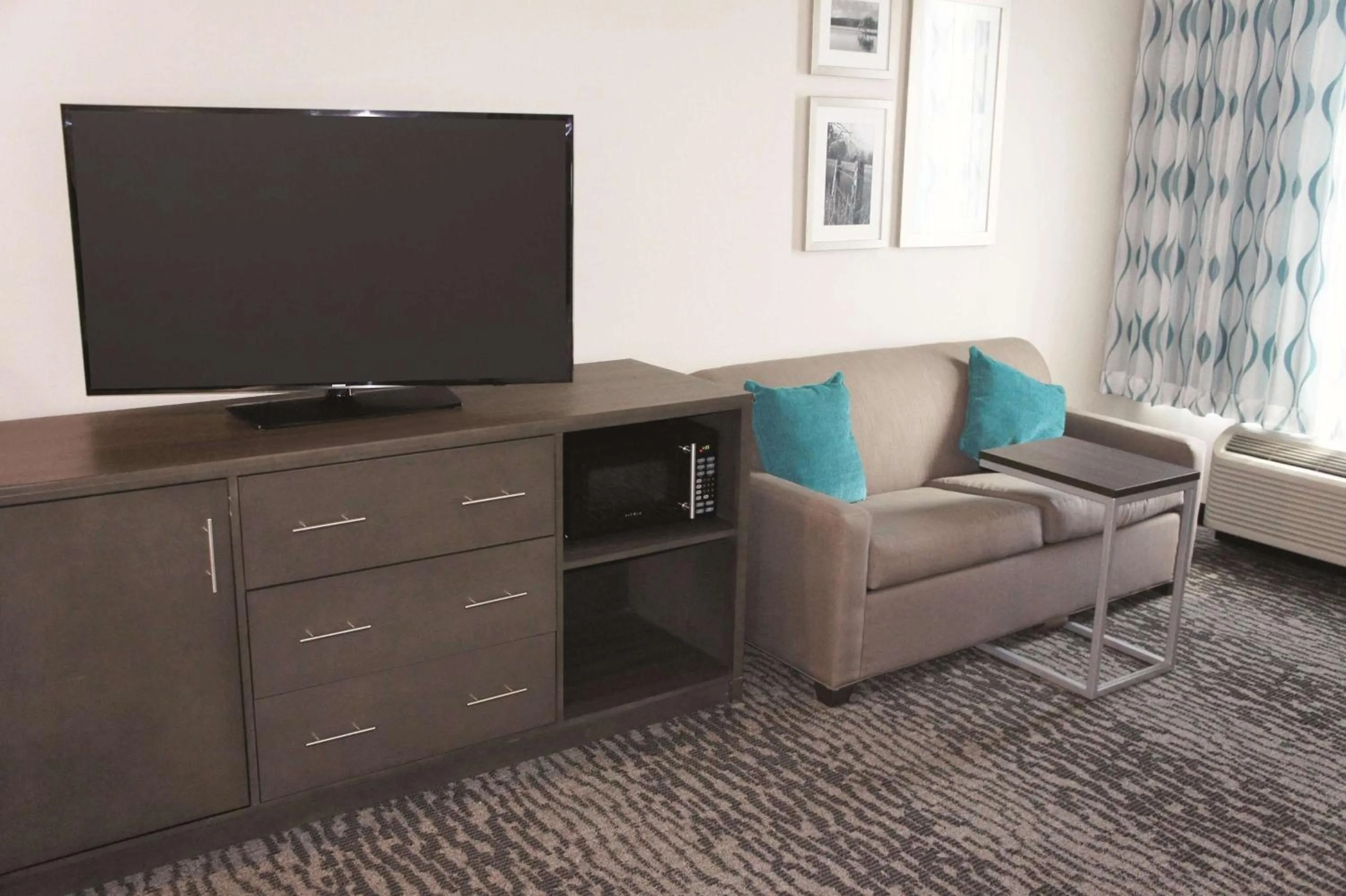 Photo of the whole room in La Quinta by Wyndham Chattanooga - Lookout Mtn