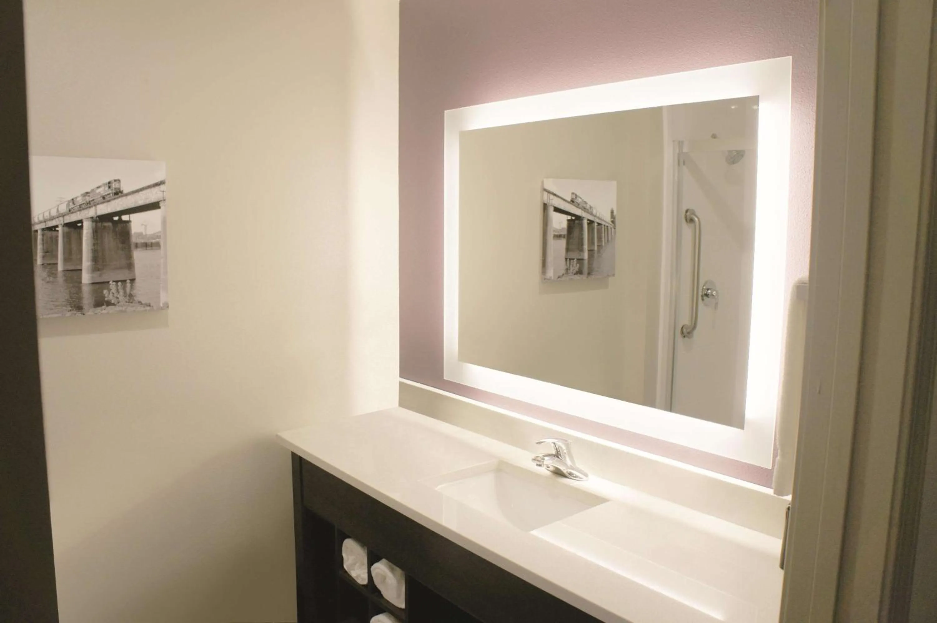 Photo of the whole room in La Quinta by Wyndham Chattanooga - Lookout Mtn