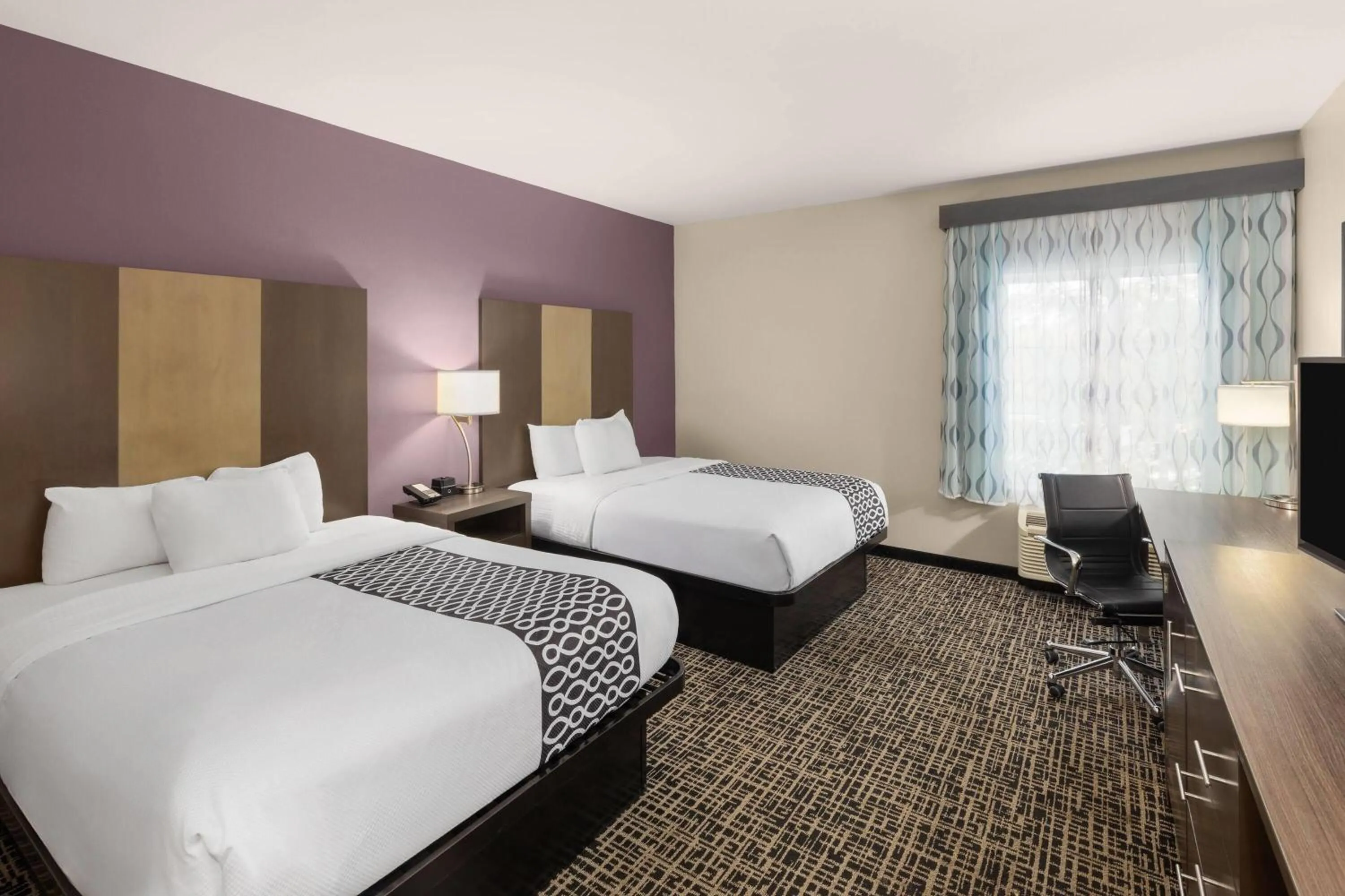 Photo of the whole room, Bed in La Quinta by Wyndham Chattanooga - Lookout Mtn