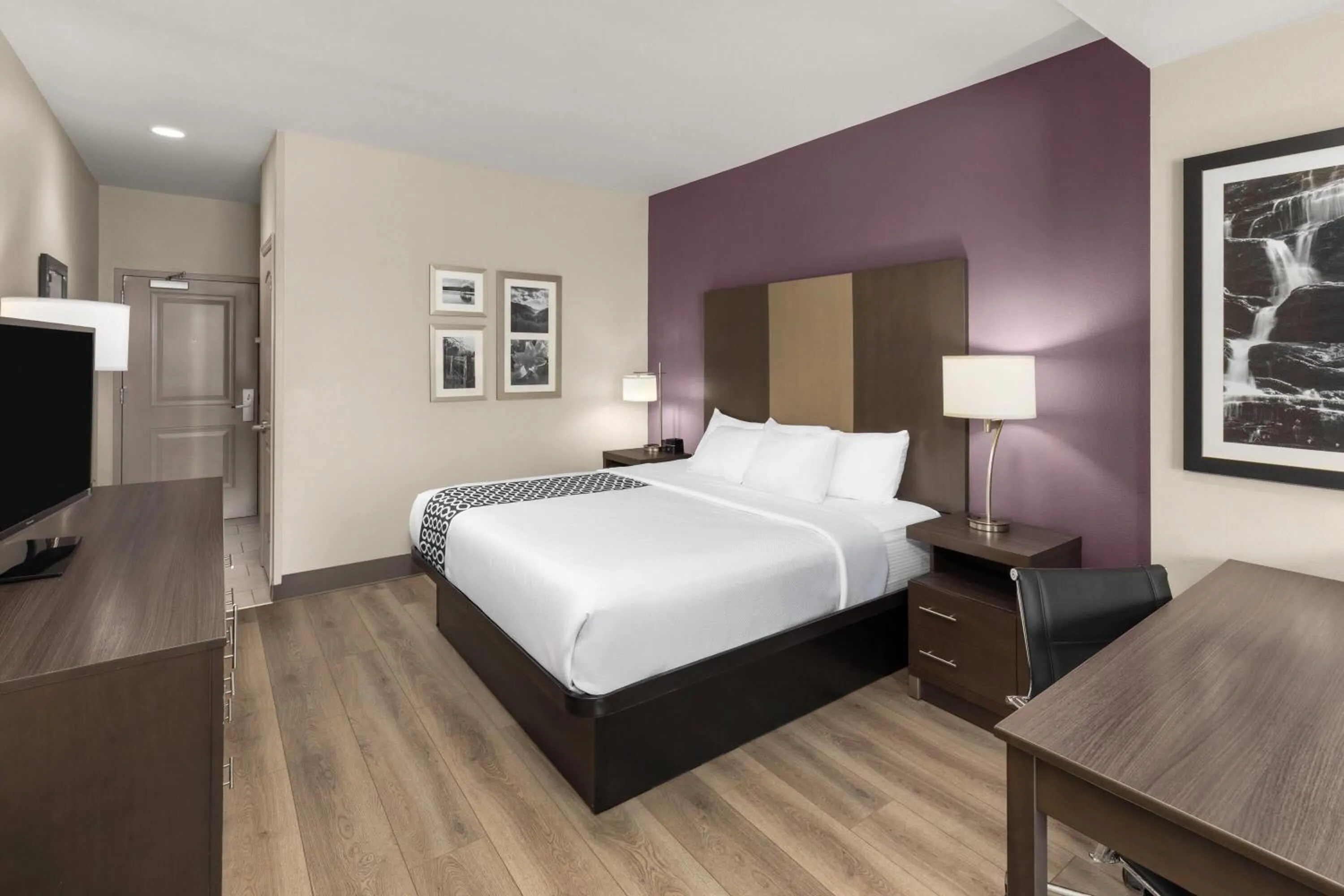 Photo of the whole room, Bed in La Quinta by Wyndham Chattanooga - Lookout Mtn