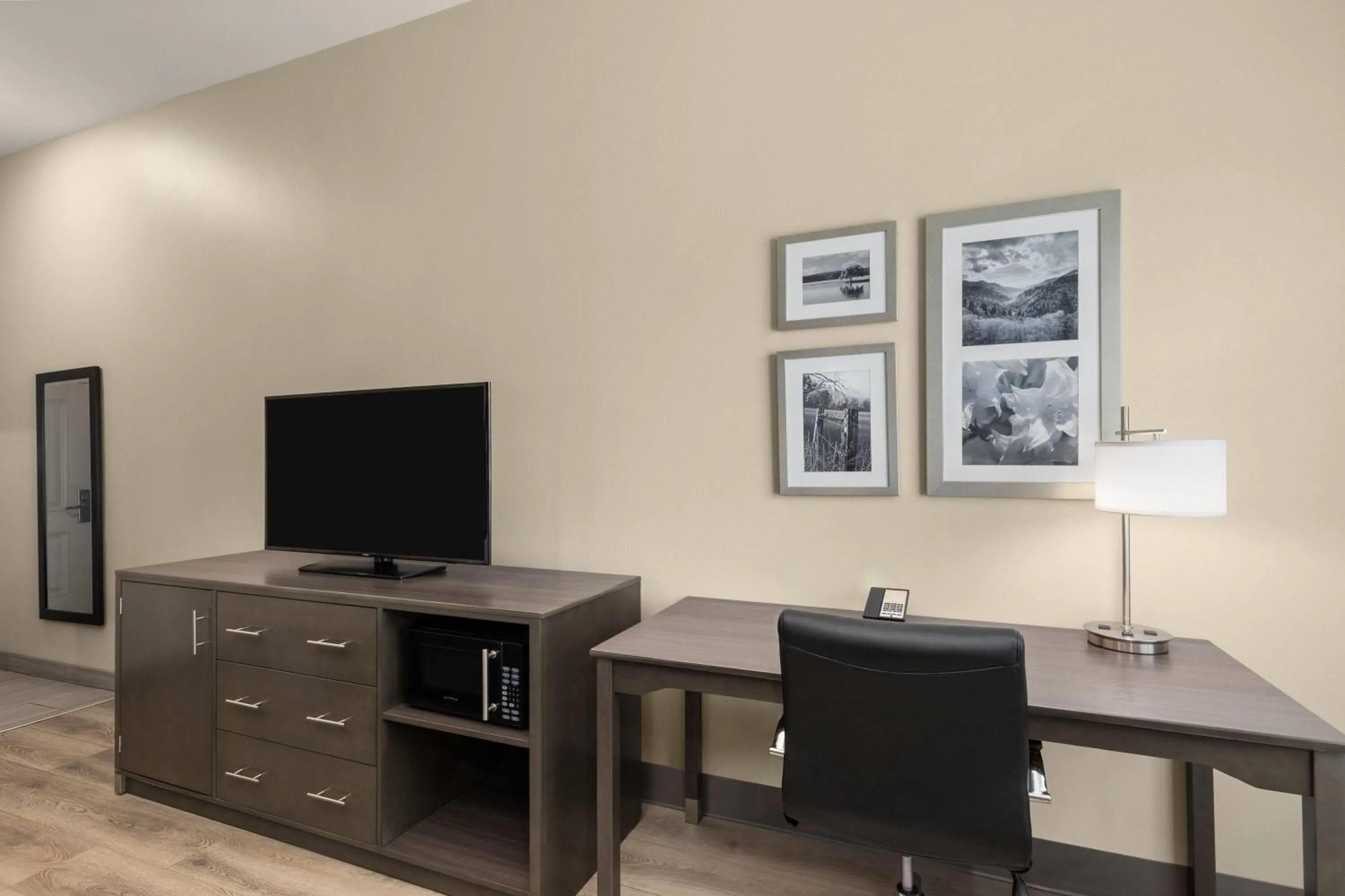 Photo of the whole room in La Quinta by Wyndham Chattanooga - Lookout Mtn