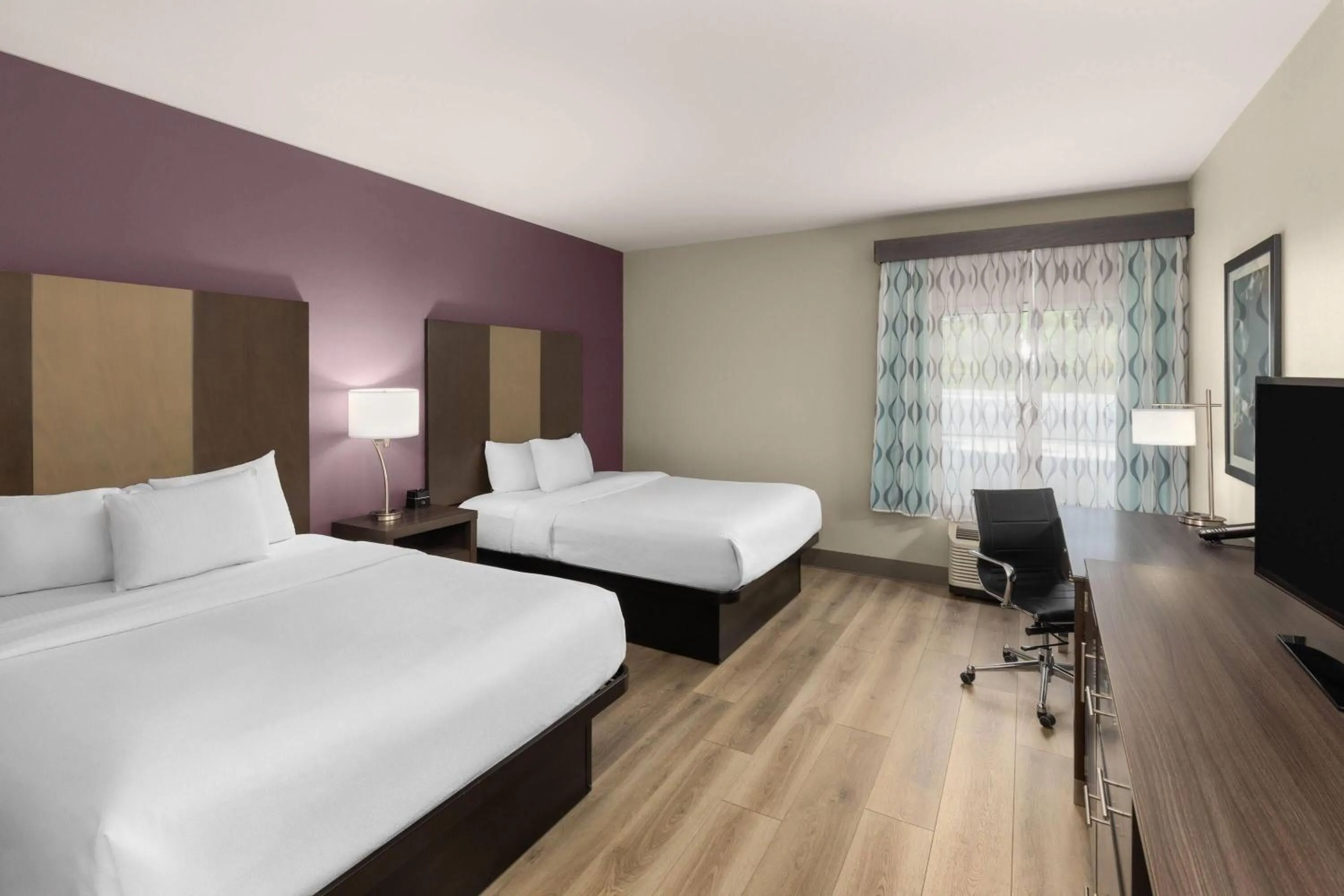 Photo of the whole room, Bed in La Quinta by Wyndham Chattanooga - Lookout Mtn