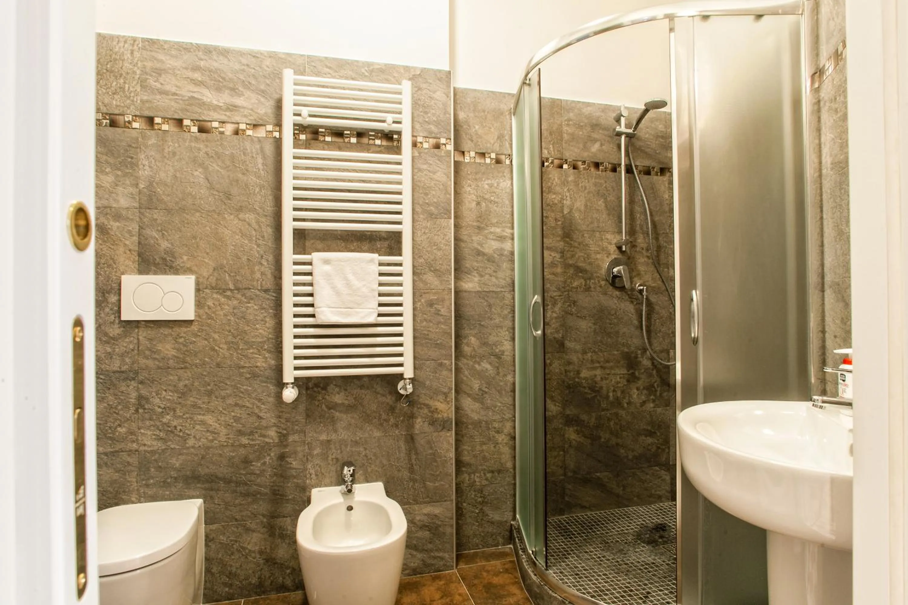 Shower in Vatica B&B Roma