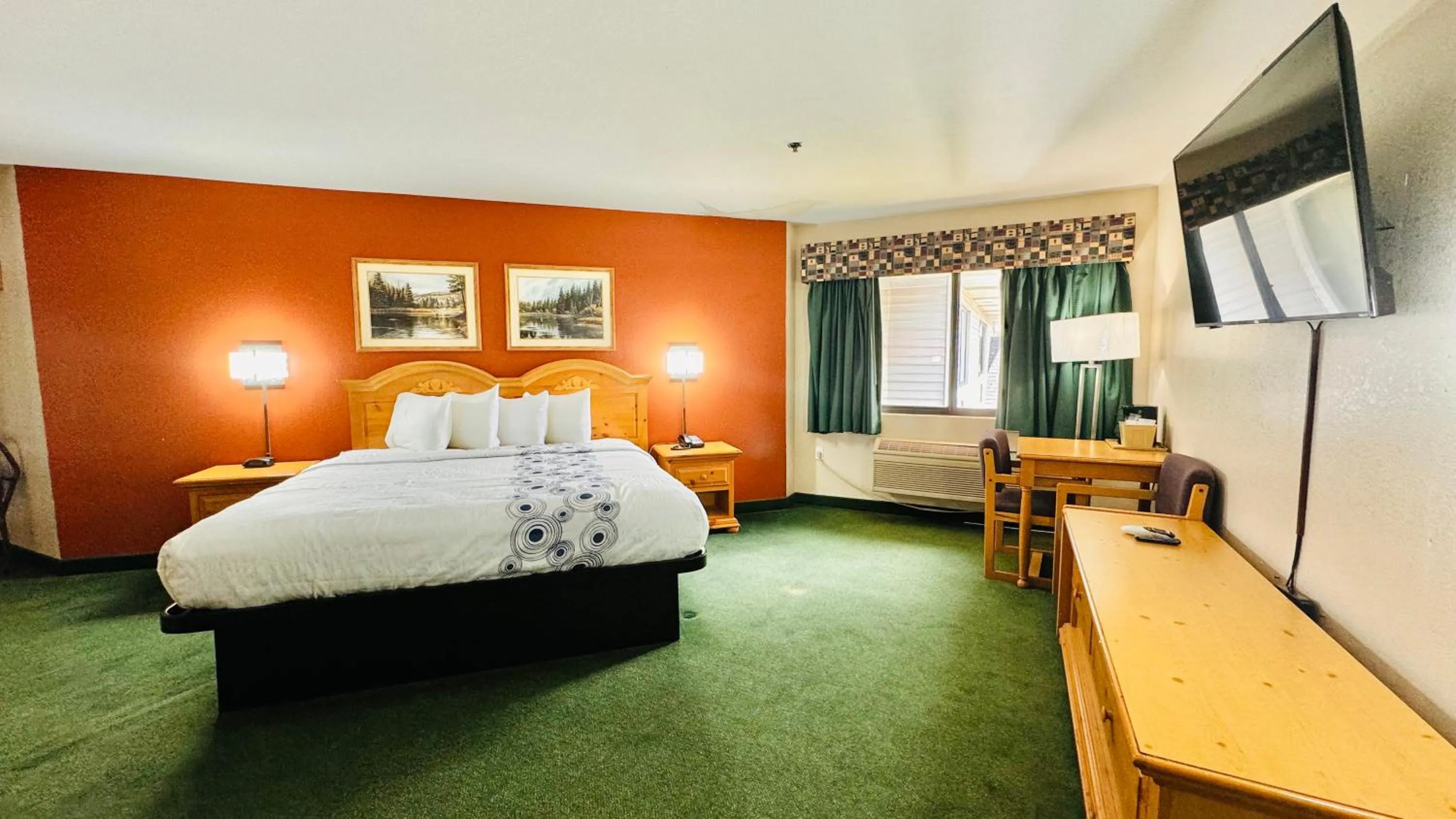 Bed in Regency Inn and Suites