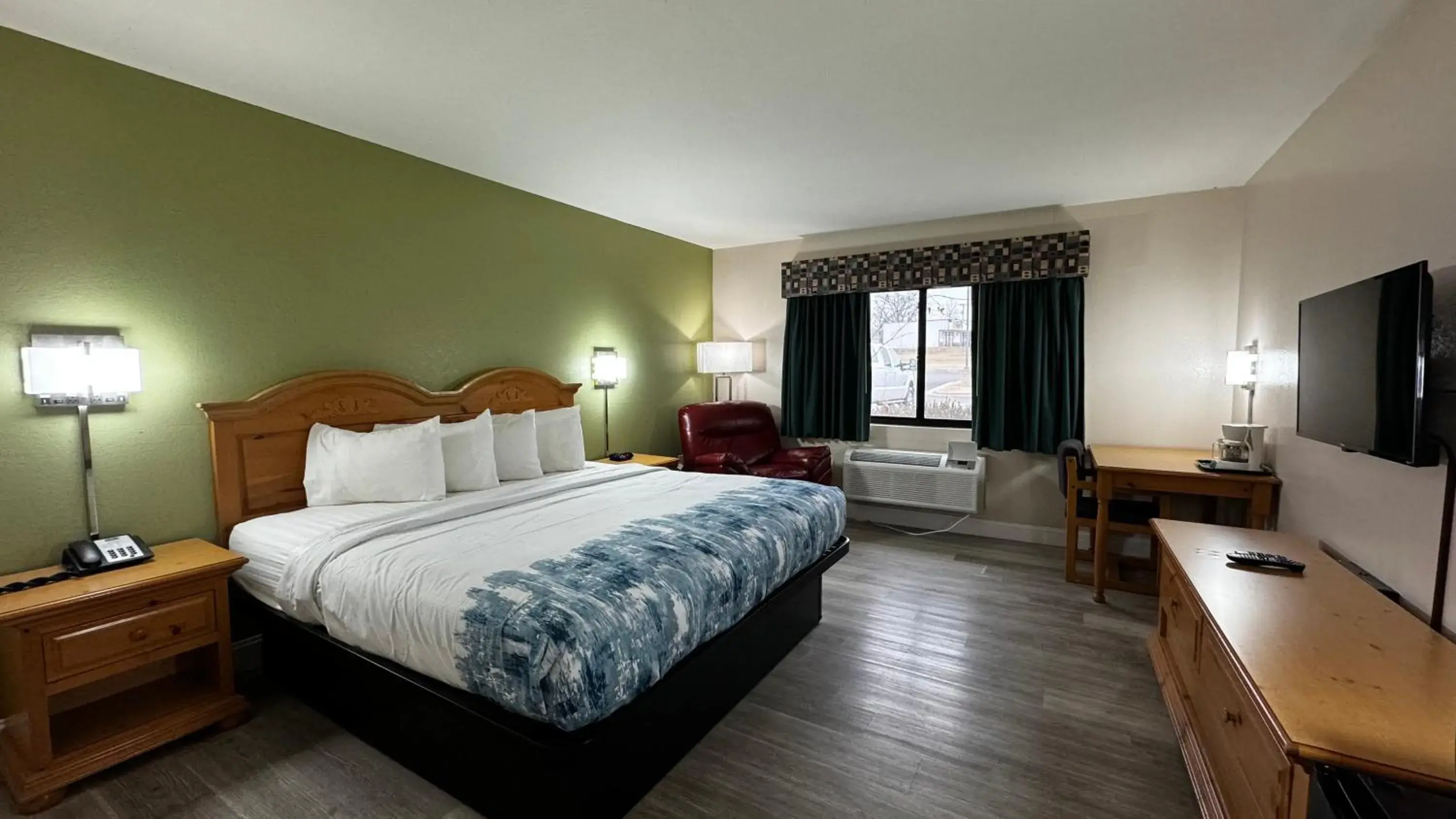 Standard King Room in Regency Inn and Suites Standard King Room in Regency Inn and Suites